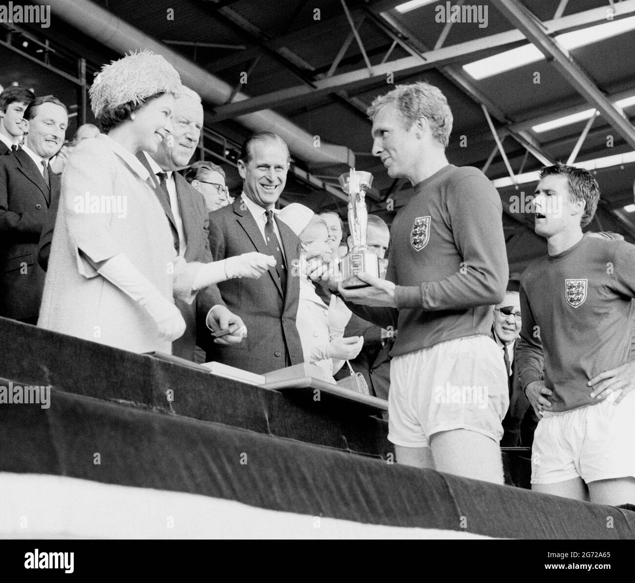 EMBARHOED TO 1830 SATURDAY JULY 10 File photo dated 30/07/66 of England Captain Bobby Moore holding the Jules Rimet Trophy, collected from Queen Elizabetgh II, after besieg West Germany in the World Cup Final in Wembley, London. Die Königin hat einen Brief an den englischen Fußballmanager Gareth Southgate geschickt, in dem er und das englische Fußballteam zum Erreichen des UEFA-EM-Finales 2020 gratuliert, Und sie senden gute Wünsche mit der Hoffnung, dass die Geschichte nicht nur Ihren Erfolg, sondern auch den Geist, das Engagement und den Stolz, mit dem Sie sich selbst geführt haben, aufzeichnen wird. Ausgabedatum: Samstag, 10. Juli 2021. Stockfoto