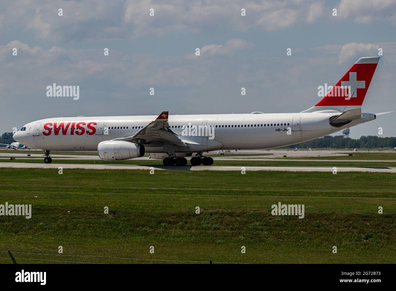 Montreal, Quebec, Kanada - 06 27 2021: Schweizer Airbus A330-300 landet in Montreal. Stockfoto