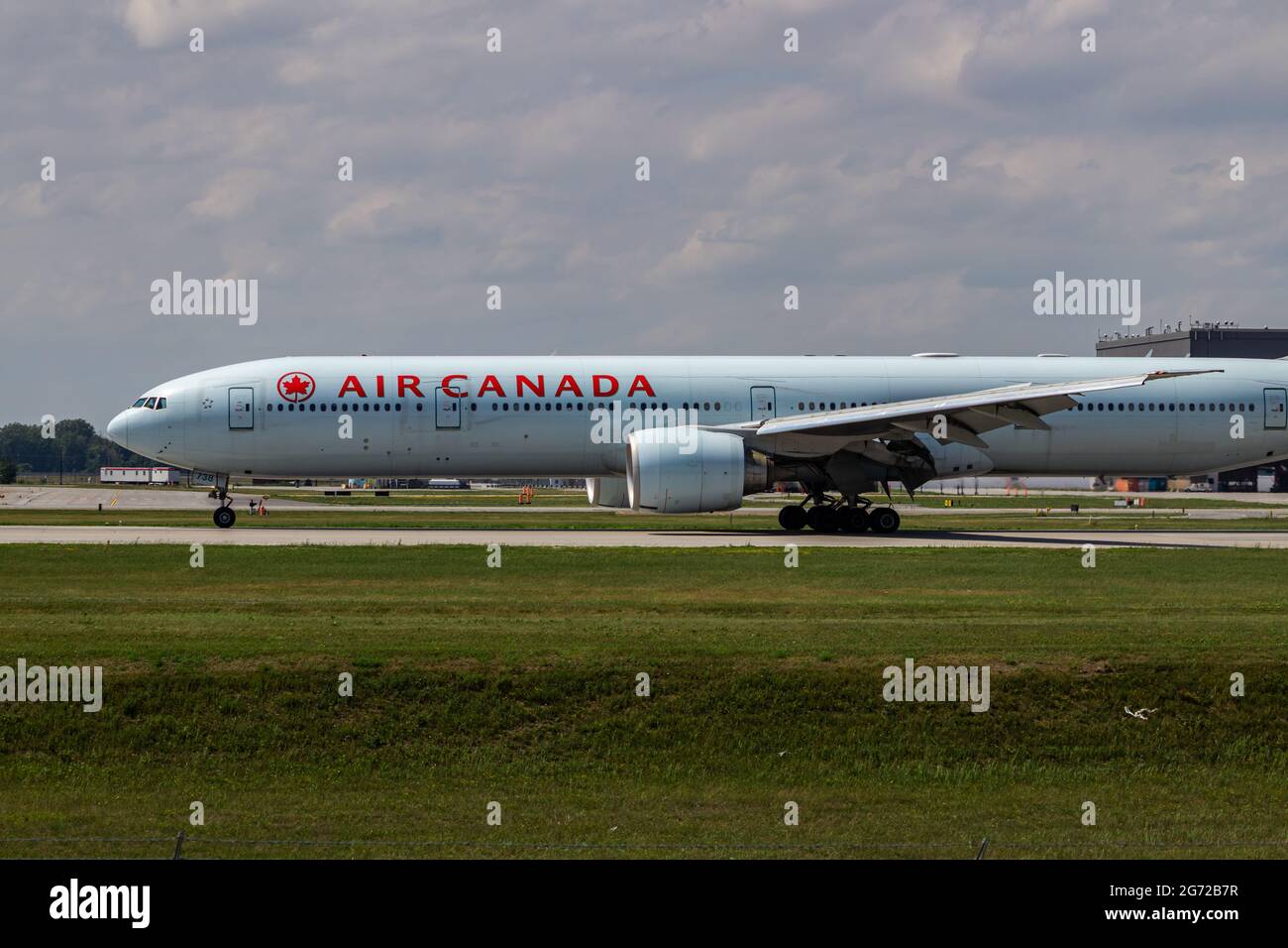 Montreal, Quebec, Kanada - 06 27 2021: Air Canada Boeing B777-300 landet in Montreal. Stockfoto