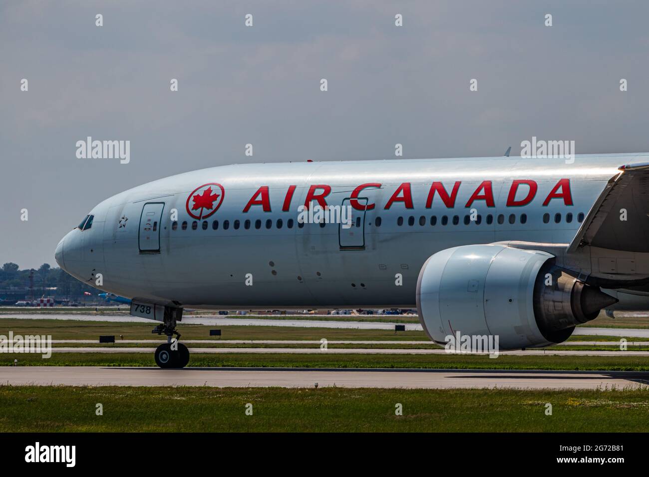 Montreal, Quebec, Kanada - 06 27 2021: Air Canada Boeing B777-300 landet in Montreal. Stockfoto