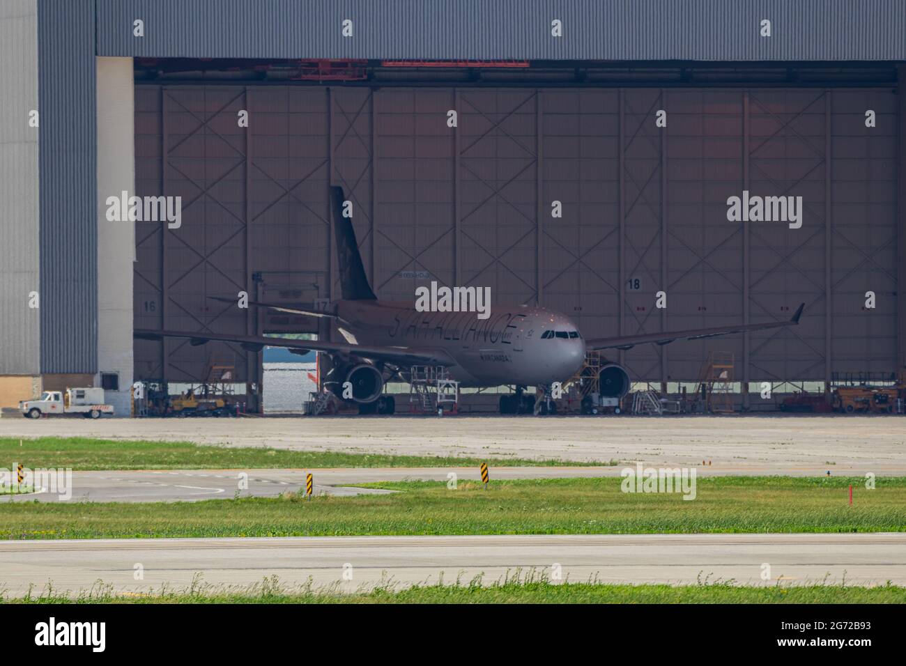 Montreal, Quebec, Kanada - 06 27 2021: Air Canada Airbus A330-300 wird im Hangar in Montreal gewartet. Stockfoto