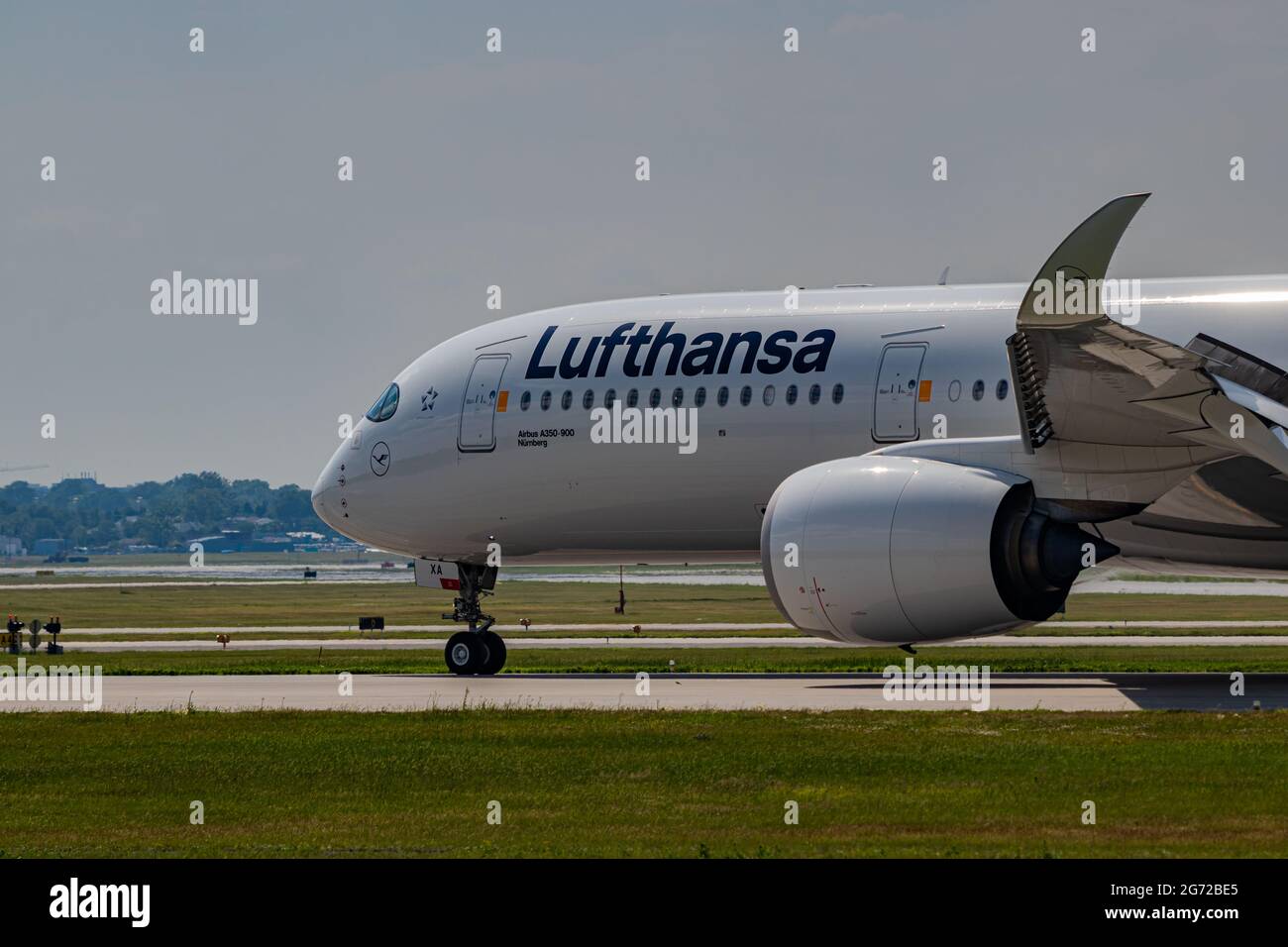 Montreal, Quebec, Kanada - 06 27 2021: Lufthansa Airbus A350-900 mit der neuen Lackierung in Montreal. Stockfoto