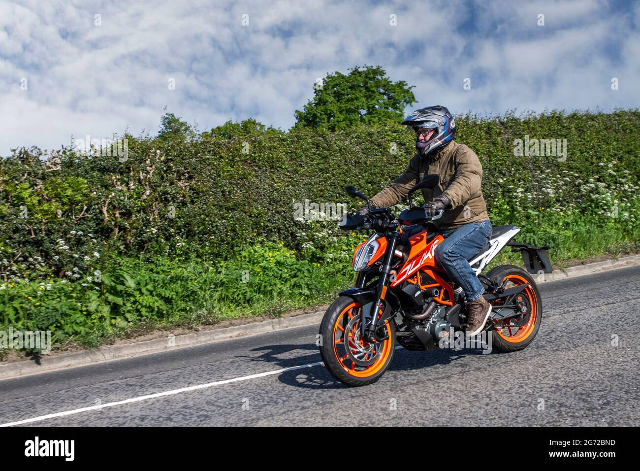 KTM 390 orange Conpact flinker Hubraum Einzylinder-Motorrad auf dem Weg zur Capesthorne Hall Classic Mai Bike Show, Cheshire, Großbritannien Stockfoto