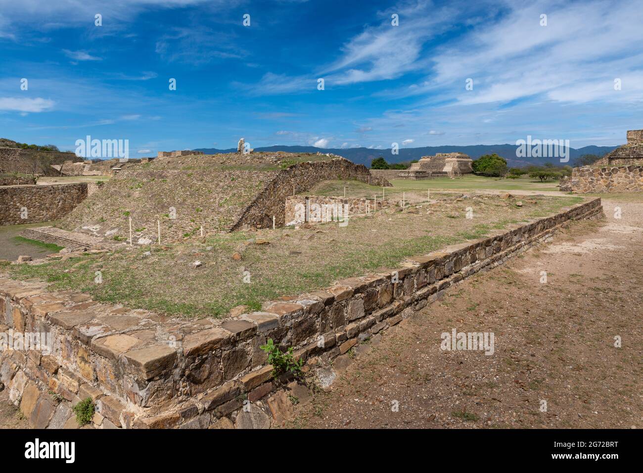 Blick auf die antiken Ruinen des Pyramidenkomplexes von Monte Albán in Oaxaca, Mexiko Stockfoto Blick auf die antiken Ruinen des Pyramidenkomplexes von Monte Albán in Oaxaca, Mexiko Stockfoto