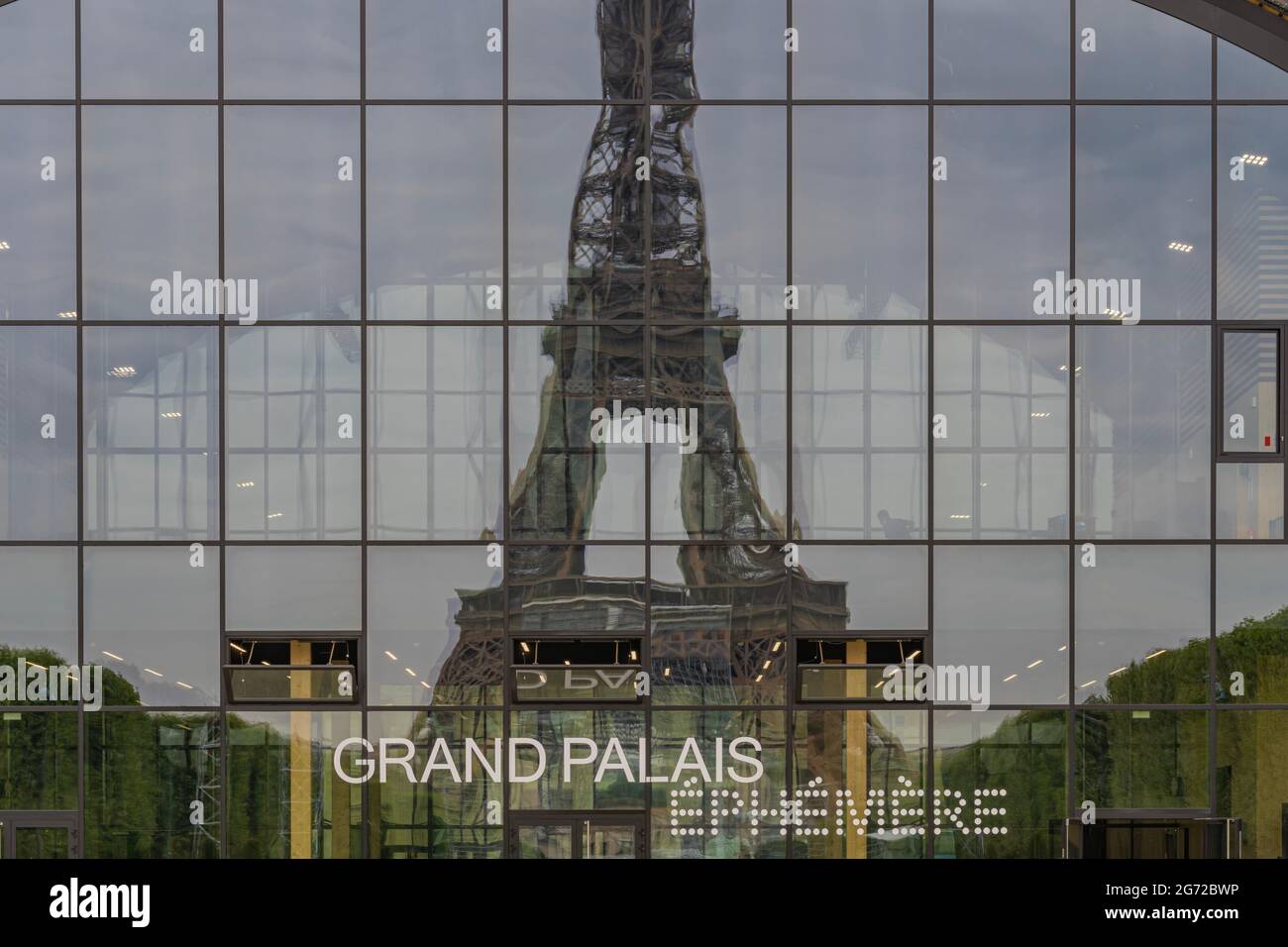 Paris, Frankreich - 07 09 2021: Blick auf die Fassade des ephemeren Grand Palais Stockfoto