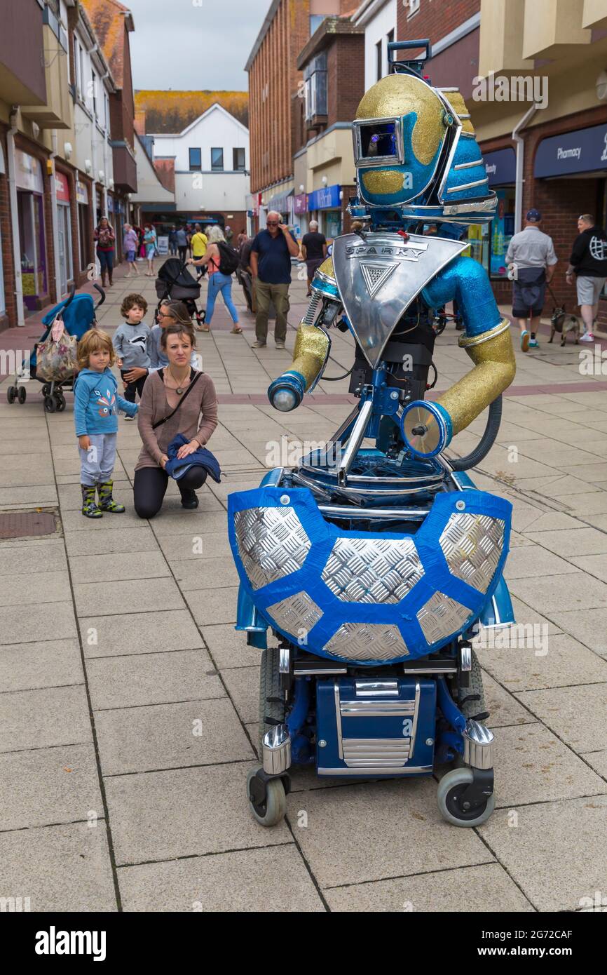 Christchurch, Dorset, Großbritannien. Juli 2021. Sparky the Robot, ein echter Roboter ohne menschliche Teile und jede Menge Persönlichkeit, unterhält die Menschenmassen in Christchurch, Dorset, im Rahmen der Arts by the Sea Summer Series. Mit zwei Metern Höhe redet er, tanzt, spielt Musik, spritzt Wasser und macht überall ein Gefühl. Quelle: Carolyn Jenkins/Alamy Live News Stockfoto