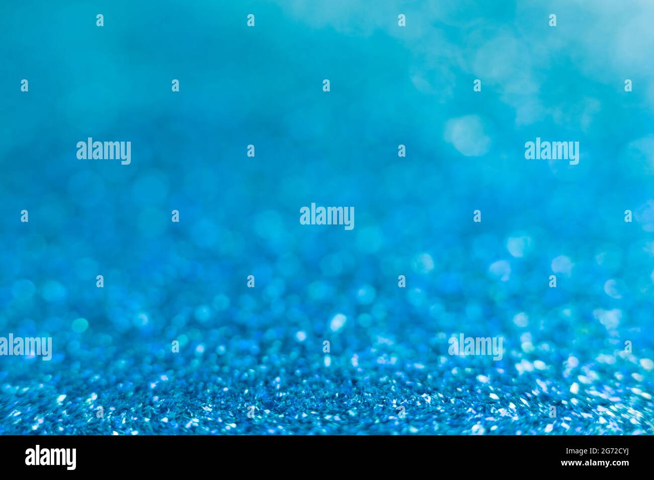 Blue Sparkle Glitter von Diamond Staub auf dem Boden. Viel Bokeh in sehr weichem blur Licht Stockfoto