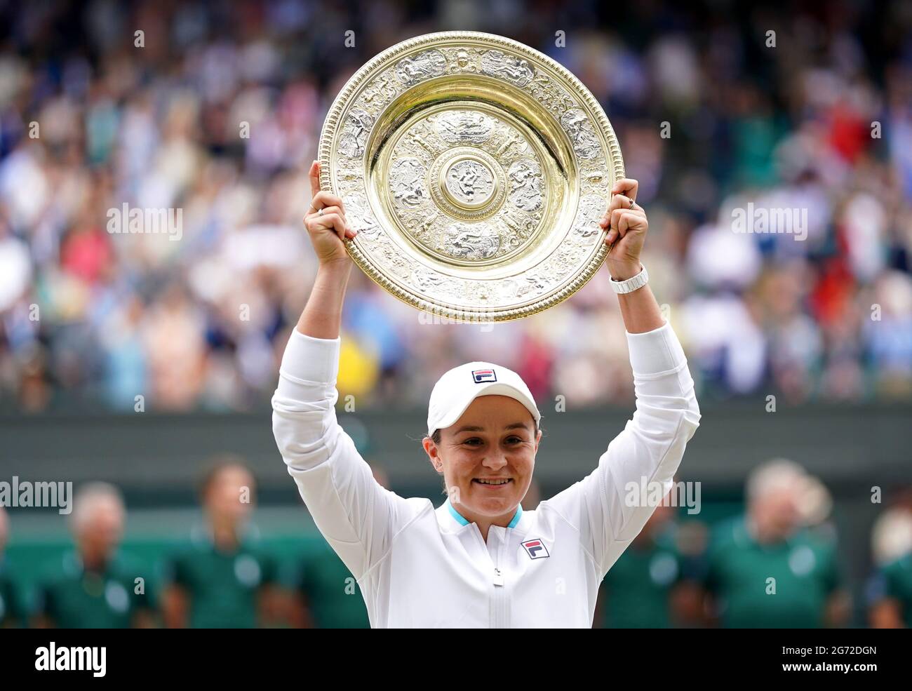 Ashleigh Barty feiert mit ihrer Trophäe, nachdem sie am 12. Tag von Wimbledon im All England Lawn Tennis and Croquet Club, Wimbledon, das Finale der Damen-Einzelspiele gegen Karolina Pliskova auf dem Mittelfeld gewonnen hat. Bilddatum: Samstag, 10. Juli 2021. Stockfoto