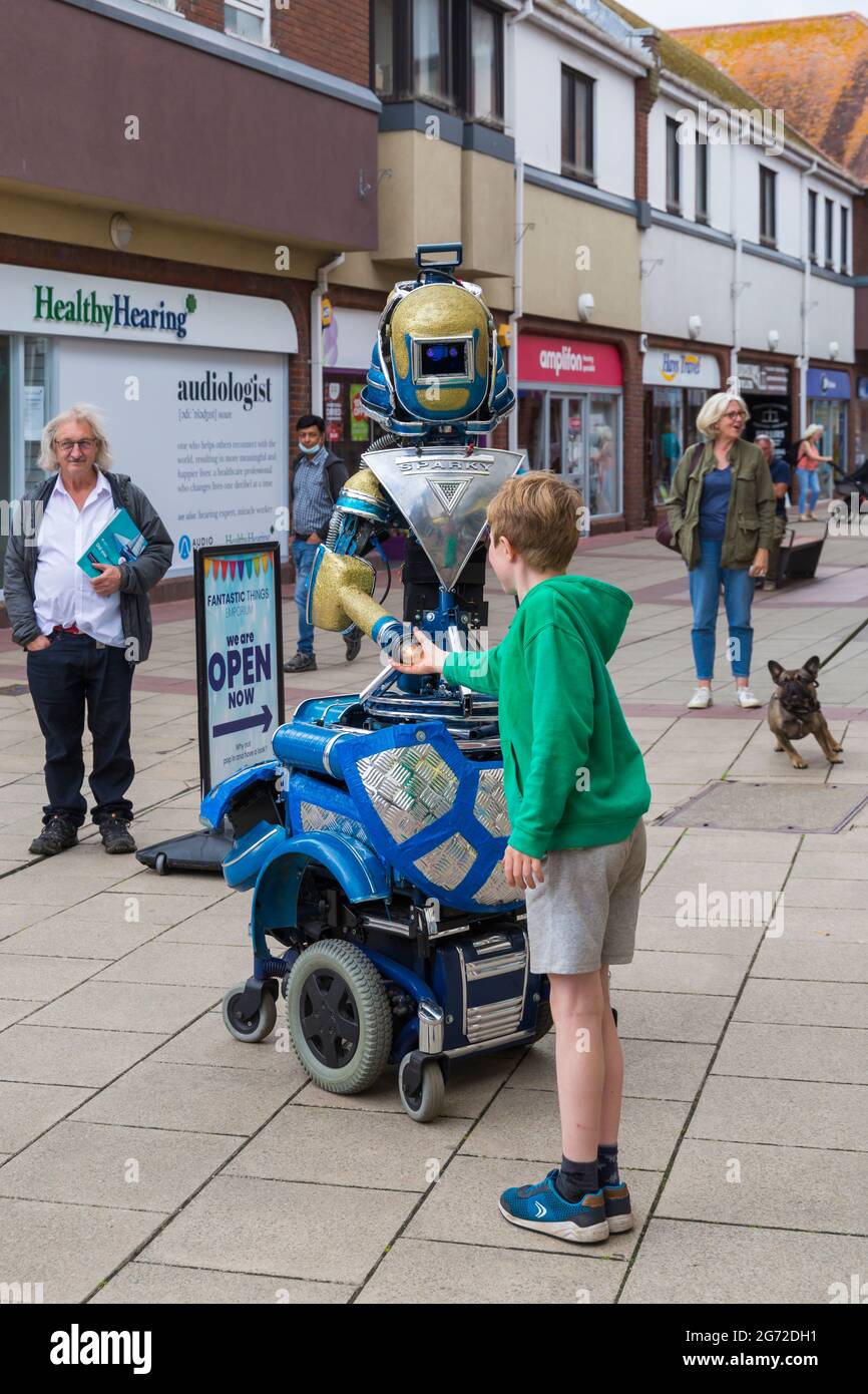 Christchurch, Dorset, Großbritannien. Juli 2021. Sparky the Robot, ein echter Roboter ohne menschliche Teile und jede Menge Persönlichkeit, unterhält die Menschenmassen in Christchurch, Dorset, im Rahmen der Arts by the Sea Summer Series. Mit zwei Metern Höhe redet er, tanzt, spielt Musik, spritzt Wasser und macht überall ein Gefühl. Quelle: Carolyn Jenkins/Alamy Live News Stockfoto