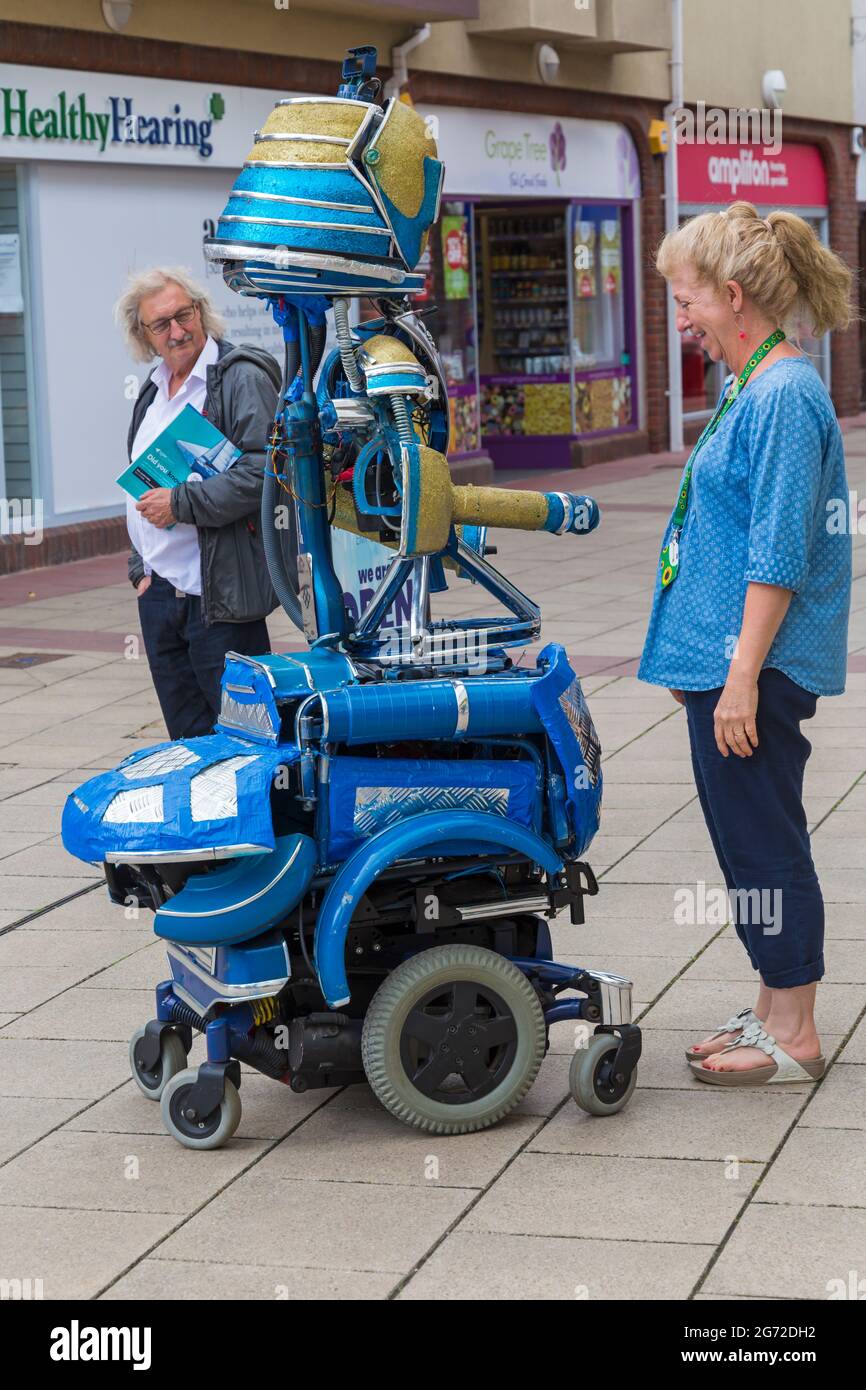 Christchurch, Dorset, Großbritannien. Juli 2021. Sparky the Robot, ein echter Roboter ohne menschliche Teile und jede Menge Persönlichkeit, unterhält die Menschenmassen in Christchurch, Dorset, im Rahmen der Arts by the Sea Summer Series. Mit zwei Metern Höhe redet er, tanzt, spielt Musik, spritzt Wasser und macht überall ein Gefühl. Quelle: Carolyn Jenkins/Alamy Live News Stockfoto