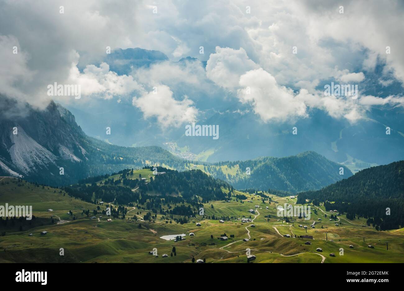 Straße und Häuser, grüne Felder in den Dolomiten, Italien Stockfoto