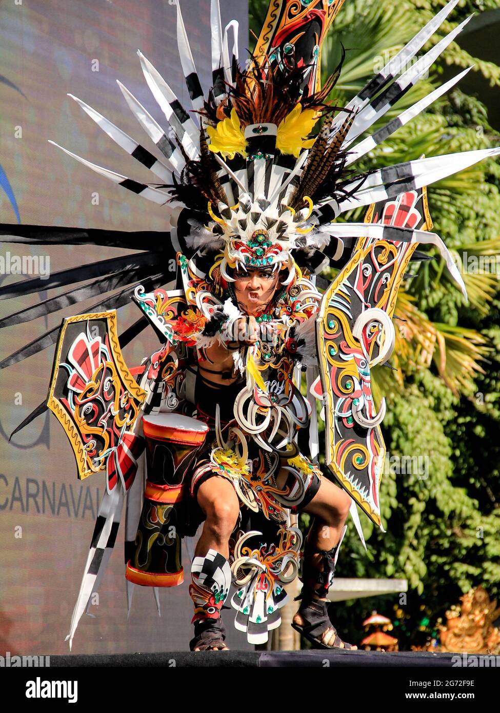 Auf der Bühne sind Teilnehmer des Jember Fashin Carnaval (JFC) in Kostümen im Einsatz. Stockfoto