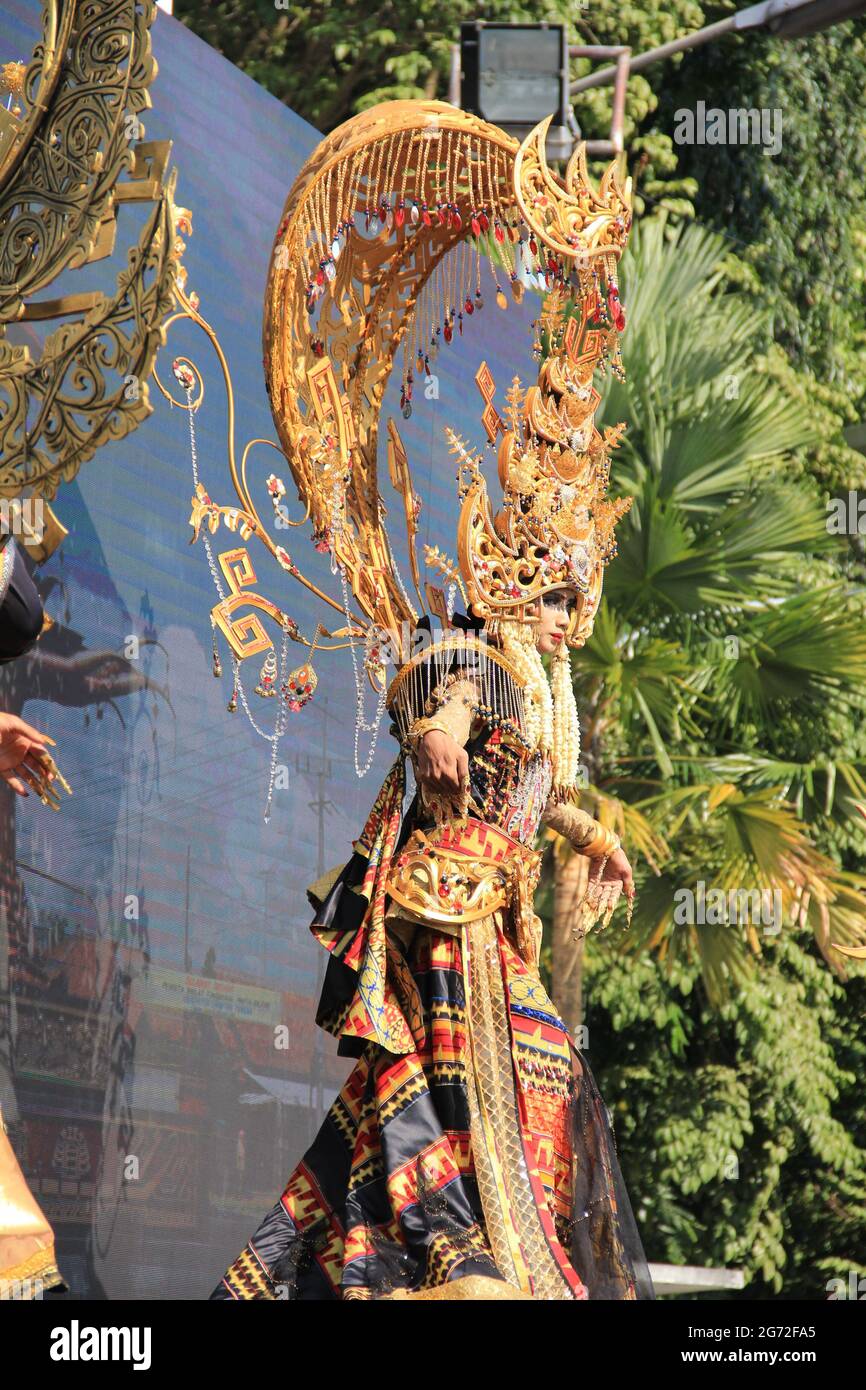 Auf der Bühne sind Teilnehmer des Jember Fashin Carnaval (JFC) in Kostümen im Einsatz. Stockfoto