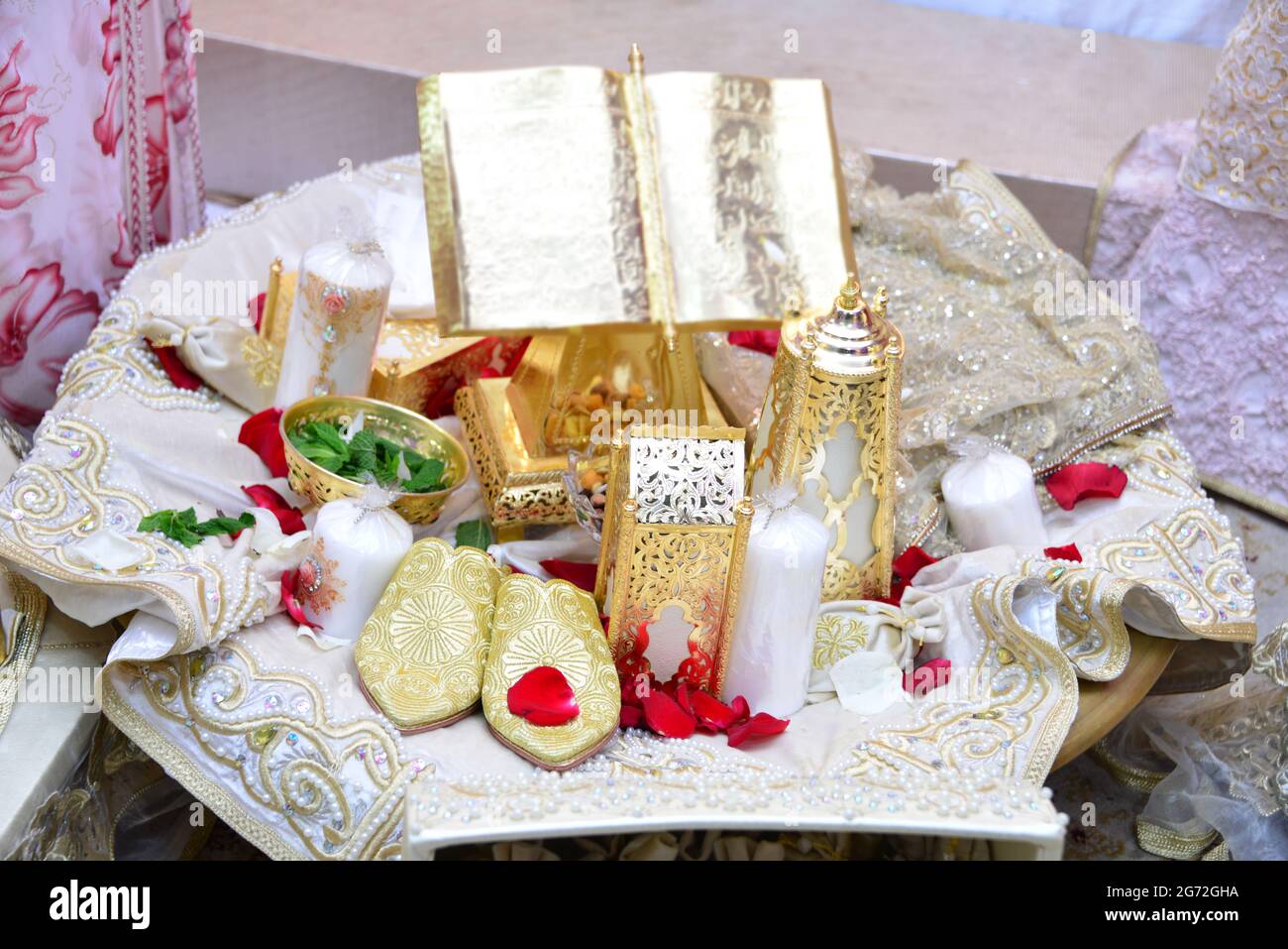 Marokkanische Tyafer, traditionelle Geschenk-Container für die Hochzeitszeremonie, dekoriert mit verzierten goldenen Stickereien.Marokkanische Henna .Marokkanische Hochzeitsgeschenke Stockfoto