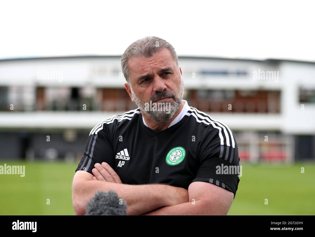 Celtic-Managerin Ange Postecoglou interviewte nach dem Freundschaftsspiel vor der Saison in Dragon Park, Newport. Stockfoto