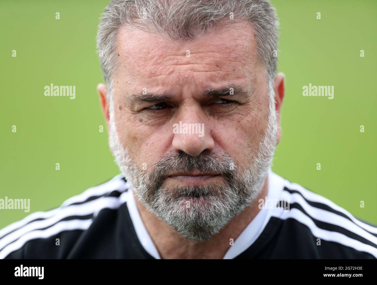 Celtic-Managerin Ange Postecoglou interviewte nach dem Freundschaftsspiel vor der Saison in Dragon Park, Newport. Stockfoto