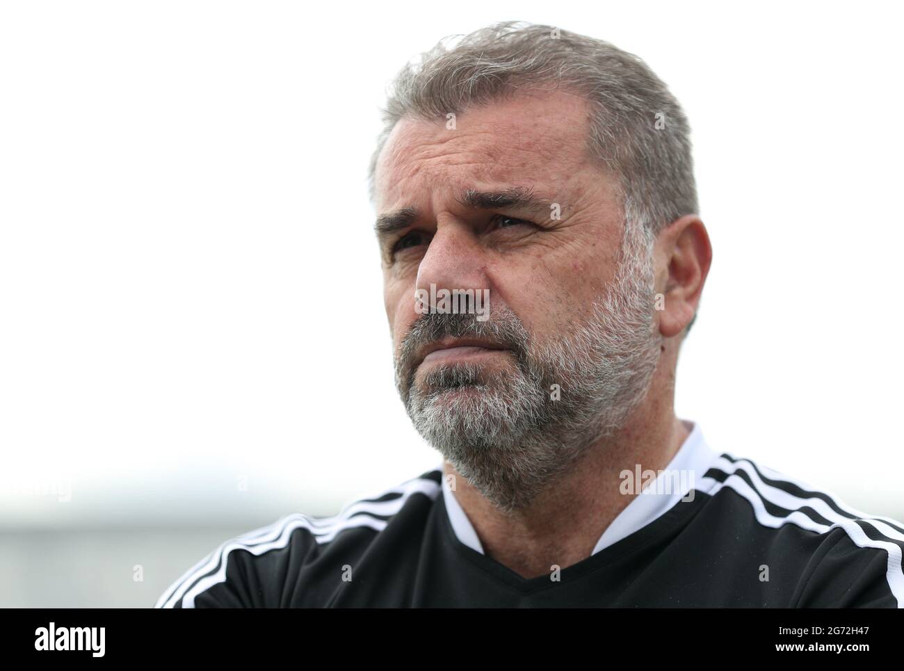 Celtic-Managerin Ange Postecoglou interviewte nach dem Freundschaftsspiel vor der Saison in Dragon Park, Newport. Stockfoto