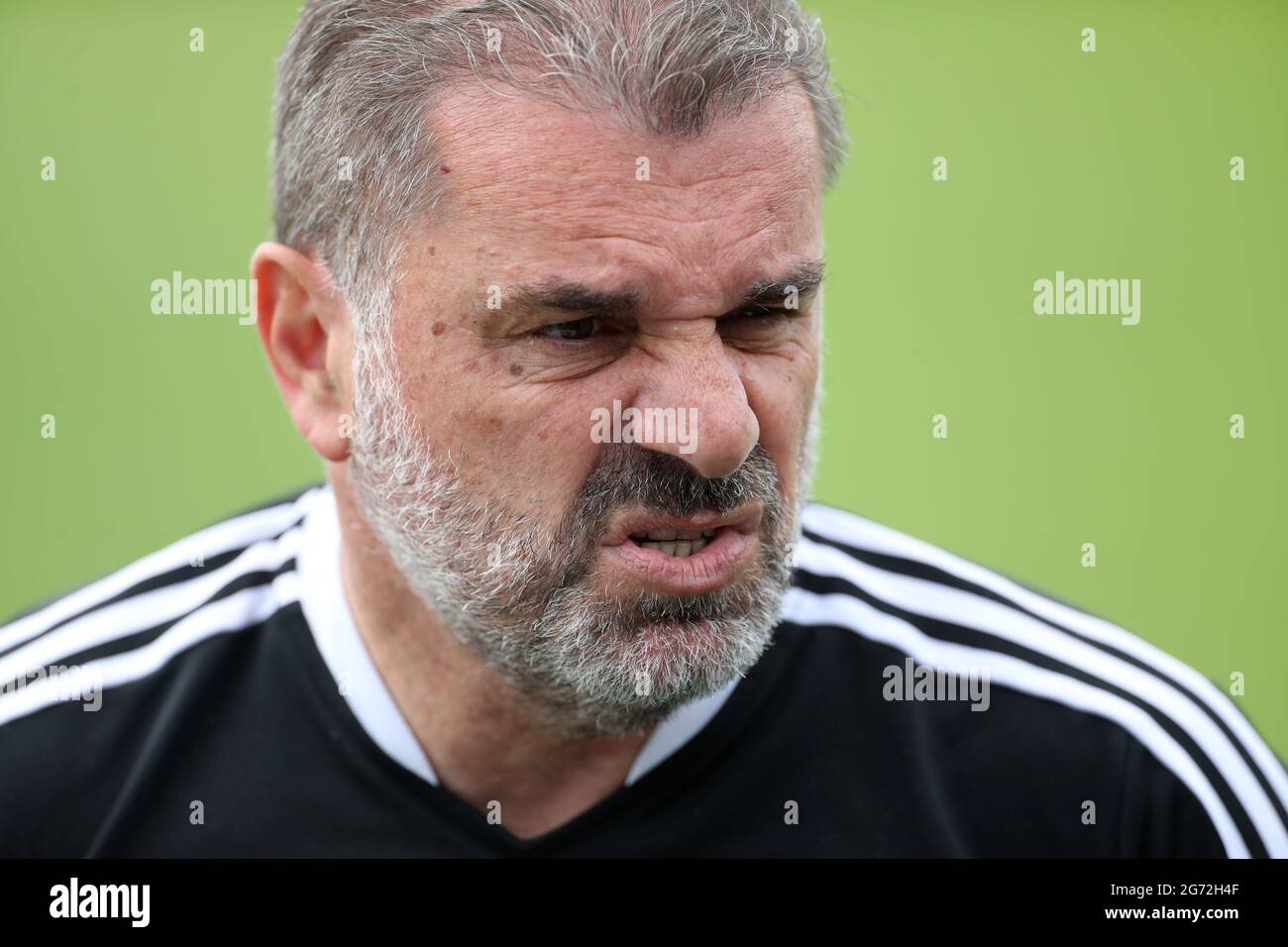 Celtic-Managerin Ange Postecoglou interviewte nach dem Freundschaftsspiel vor der Saison in Dragon Park, Newport. Stockfoto