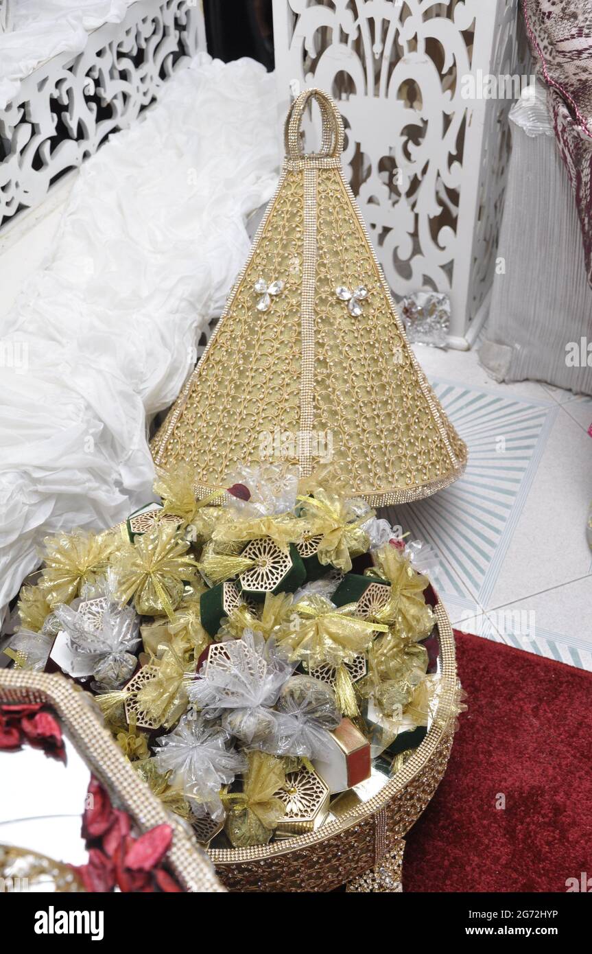 Marokkanische Tyafer, traditionelle Geschenk-Container für die  Hochzeitszeremonie, dekoriert mit verzierten goldenen  Stickereien.Marokkanische Henna .Hochzeitsgeschenke für die b  Stockfotografie - Alamy