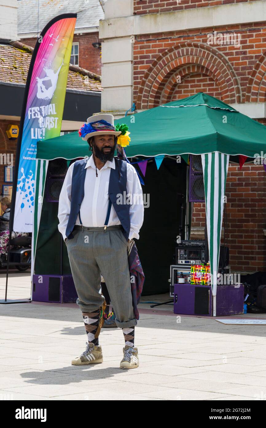 Christchurch, Dorset, Großbritannien. Juli 2021. Volkstanz Remixed Lassen Sie die Massen im Rahmen der Arts by the Sea Summer Series in Christchurch, Dorset, tanzen, ob in einer Blase oder als Solo im Flug. Quelle: Carolyn Jenkins/Alamy Live News Stockfoto