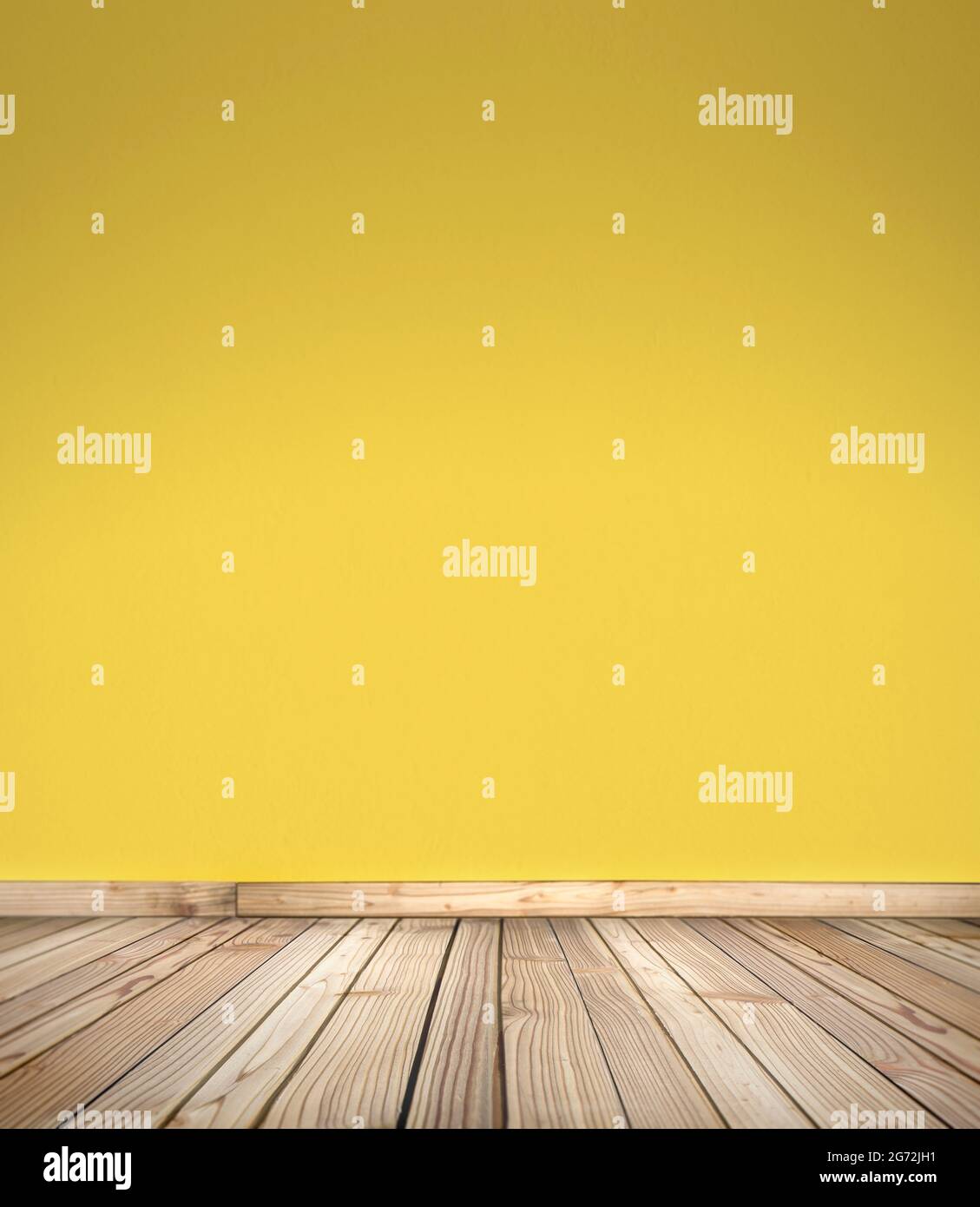 Holzdecksbühne für Produkte, Dinge und Menschen. Leerer rustikaler Holzboden, Plattform mit verwischtem gelben Wandhintergrund. Mit Kopierbereich. Stockfoto