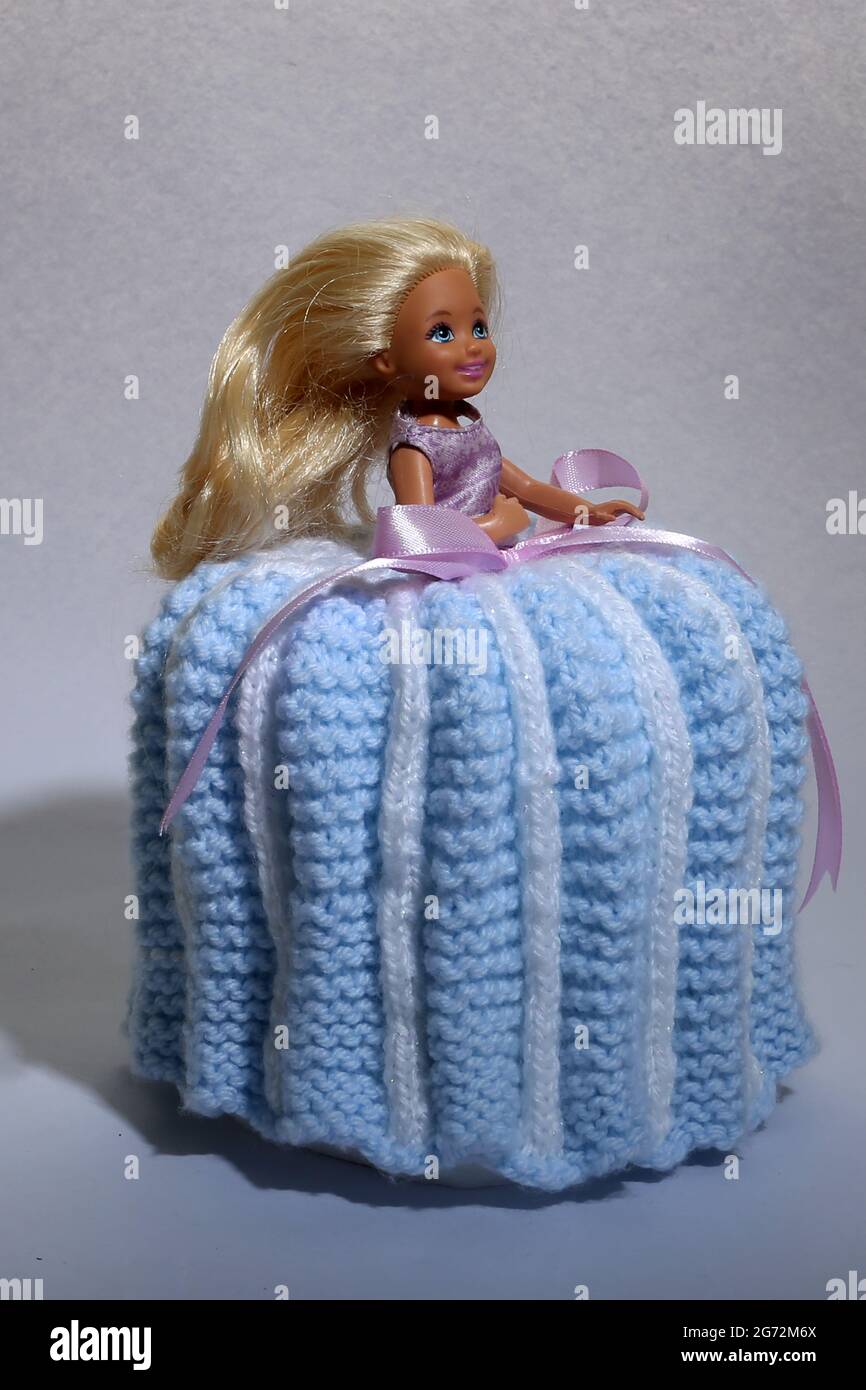 Toilet Doll, eine Barbie-Puppe mit Häkelkleid über einer Tolietrolle  Stockfotografie - Alamy