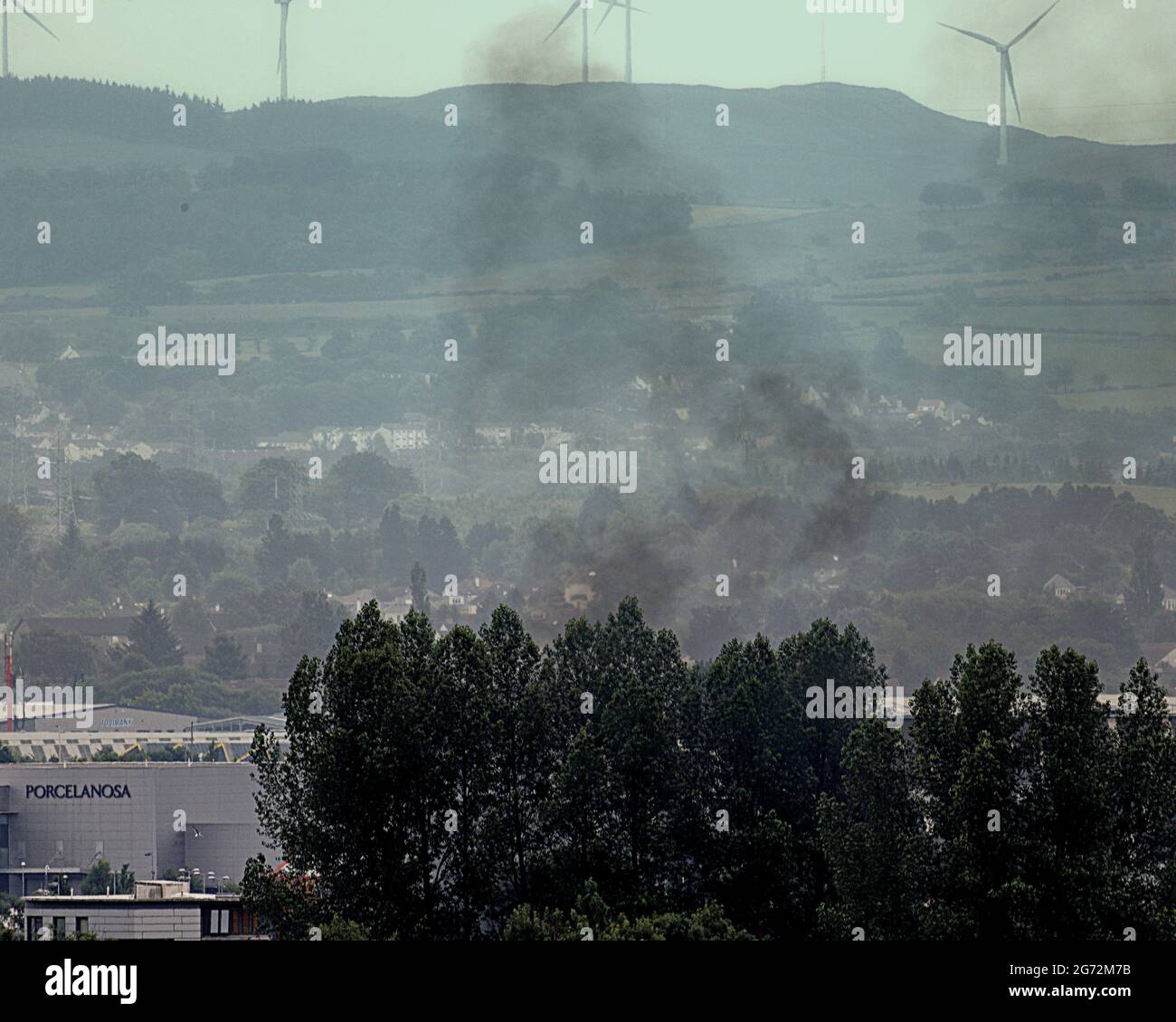 Glasgow, Schottland, Großbritannien, 10. Juli 2021. Schwarze Rauchwolke von der Autobahn in der Nähe von braehead aus gesehen 3 Meilen entfernt. Credit Gerard Ferry/Alamy Live News Stockfoto