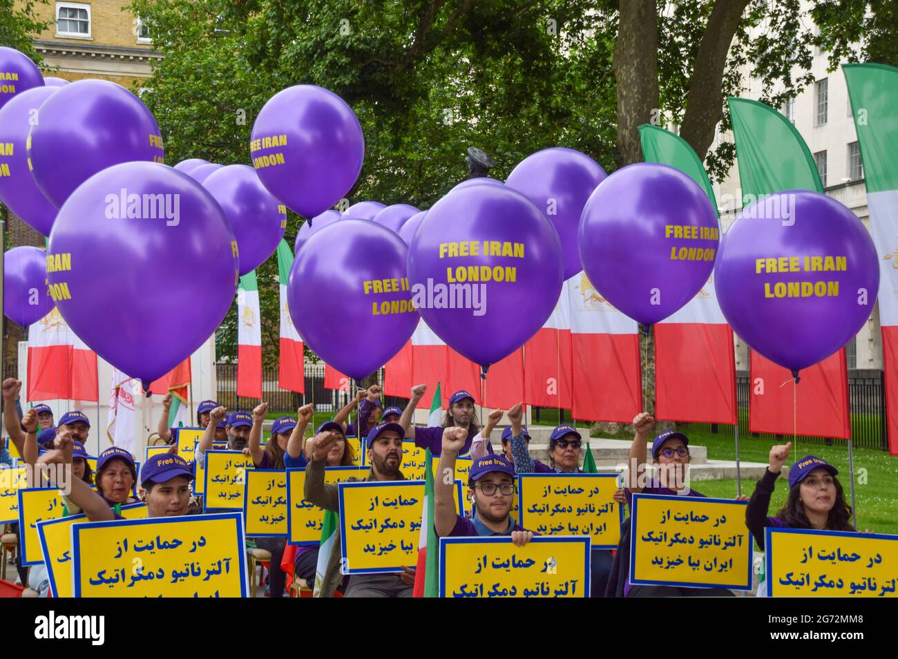 London, Großbritannien. Juli 2021. Während des Weltgipfels des Freien Iran in London protestieren die Demonstranten mit Plakaten zwischen Ballons mit dem Slogan „Free Iran London“. Demonstranten versammelten sich vor der Downing Street, um gegen das iranische Regime zu protestieren und Maryam Rajavi, die Leiterin der Volksmudschaheddin des Iran (MEK), zu unterstützen. Kredit: SOPA Images Limited/Alamy Live Nachrichten Stockfoto