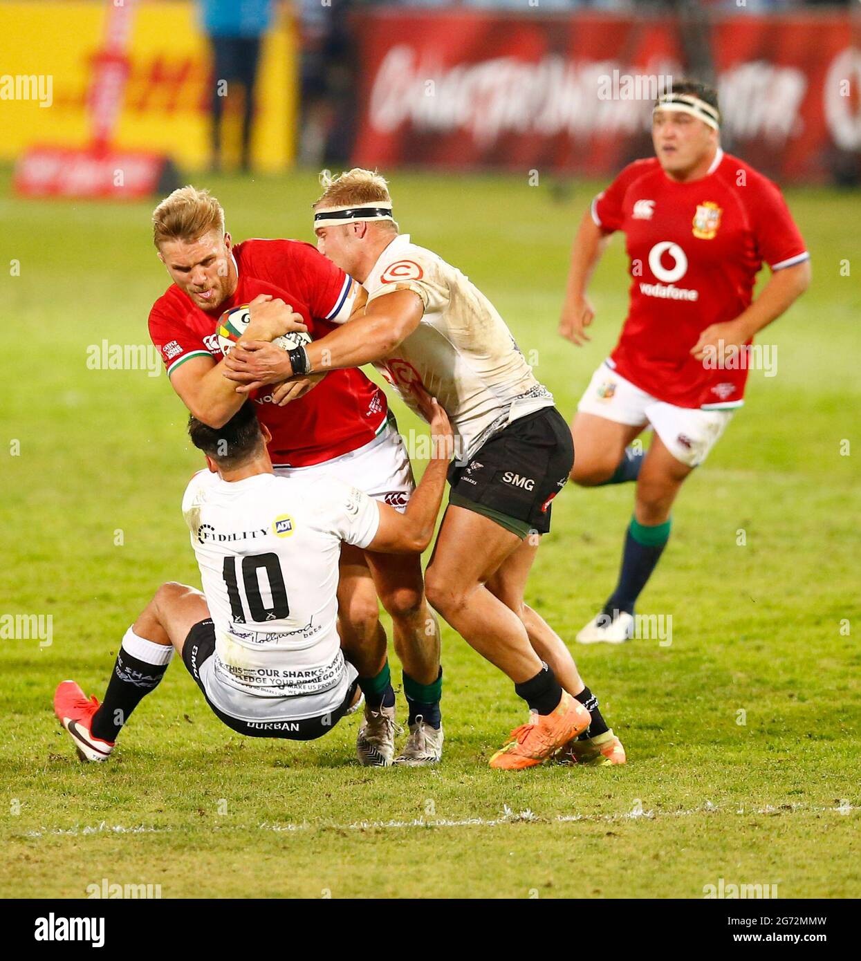 Chris Harris (Mitte), der von Lionel Cronje von Cell C Sharks und Dylan Richardson während des Spiels der Castle Lager Lions Series im Loftus Versfield Stadium in Pretoria angegangen wurde. Bilddatum: Samstag, 10. Juli 2021. Stockfoto