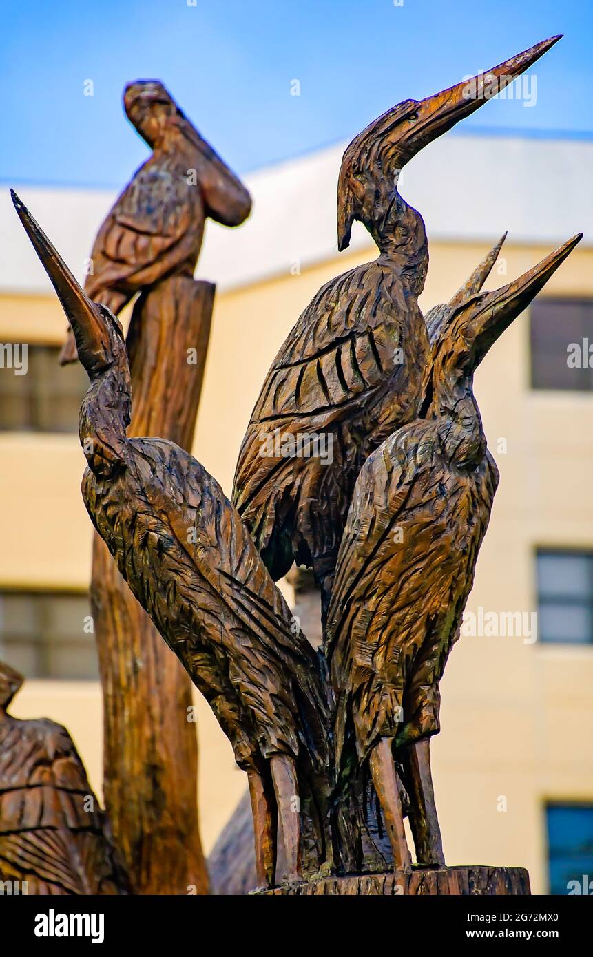 Am Highway 90, 4. Juli 2021, in Biloxi, Mississippi, steht eine Vogelskulptur, die von einem Baum stammt, der vom Hurrikan Katrina getötet wurde. Stockfoto