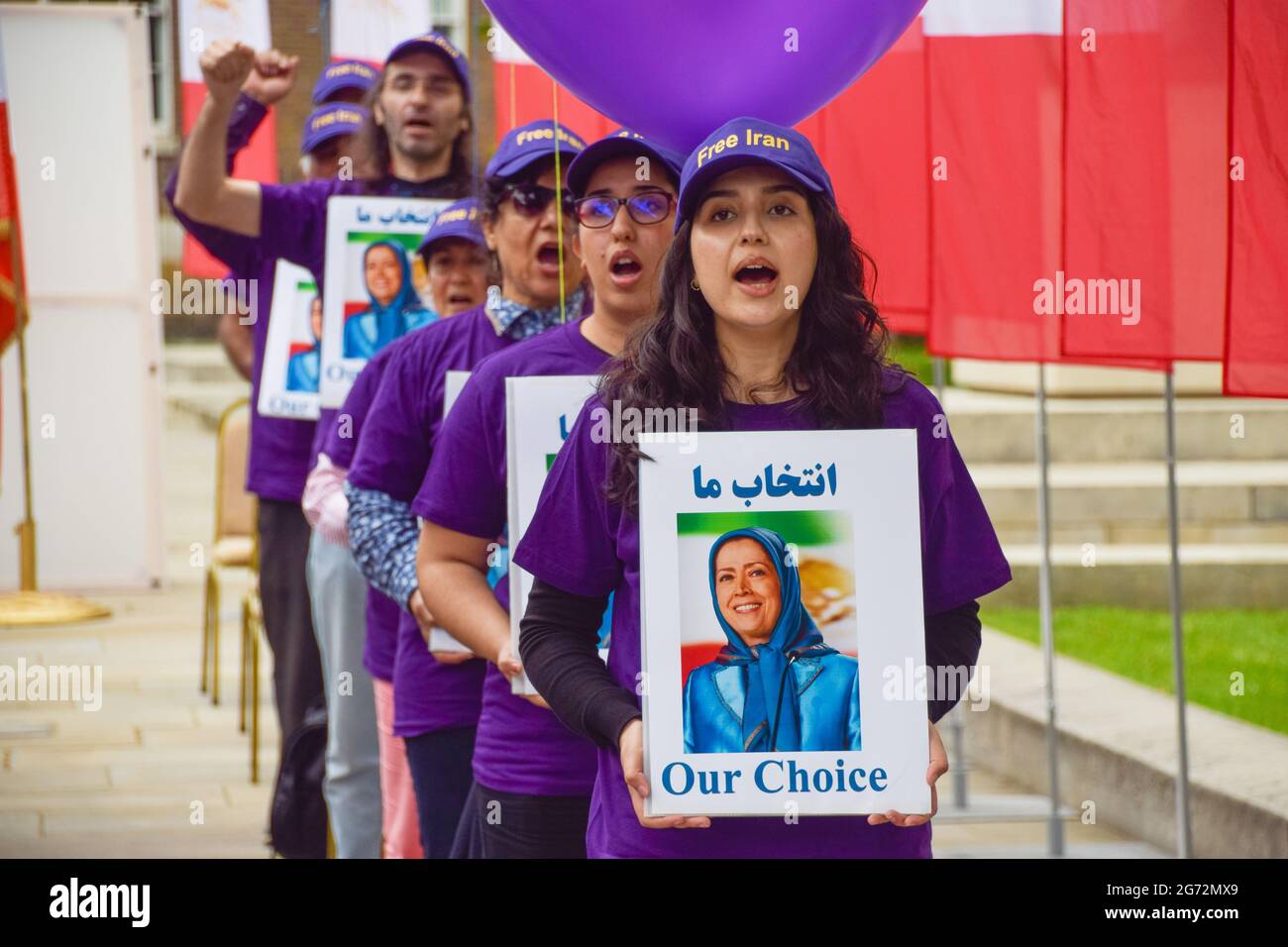 London, Großbritannien. Juli 2021. Demonstranten mit Kappen des Freien Iran halten Bilder von Maryam Rajavi während des Weltgipfels des Freien Iran in London. Demonstranten versammelten sich vor der Downing Street, um gegen das iranische Regime zu protestieren und Maryam Rajavi, die Leiterin der Volksmudschaheddin des Iran (MEK), zu unterstützen. (Foto: Vuk Valcic/SOPA Images/Sipa USA) Quelle: SIPA USA/Alamy Live News Stockfoto