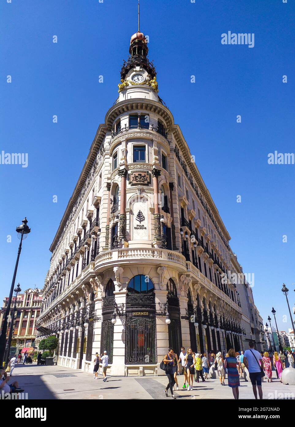 Madrid, Spanien - 09. Juli 2021. Hauptfassade des New Four Seasons Hotels, dem ehemaligen Hauptsitz der Hispano-American Bank. Innenstadt Von Madrid, Spanien. Stockfoto