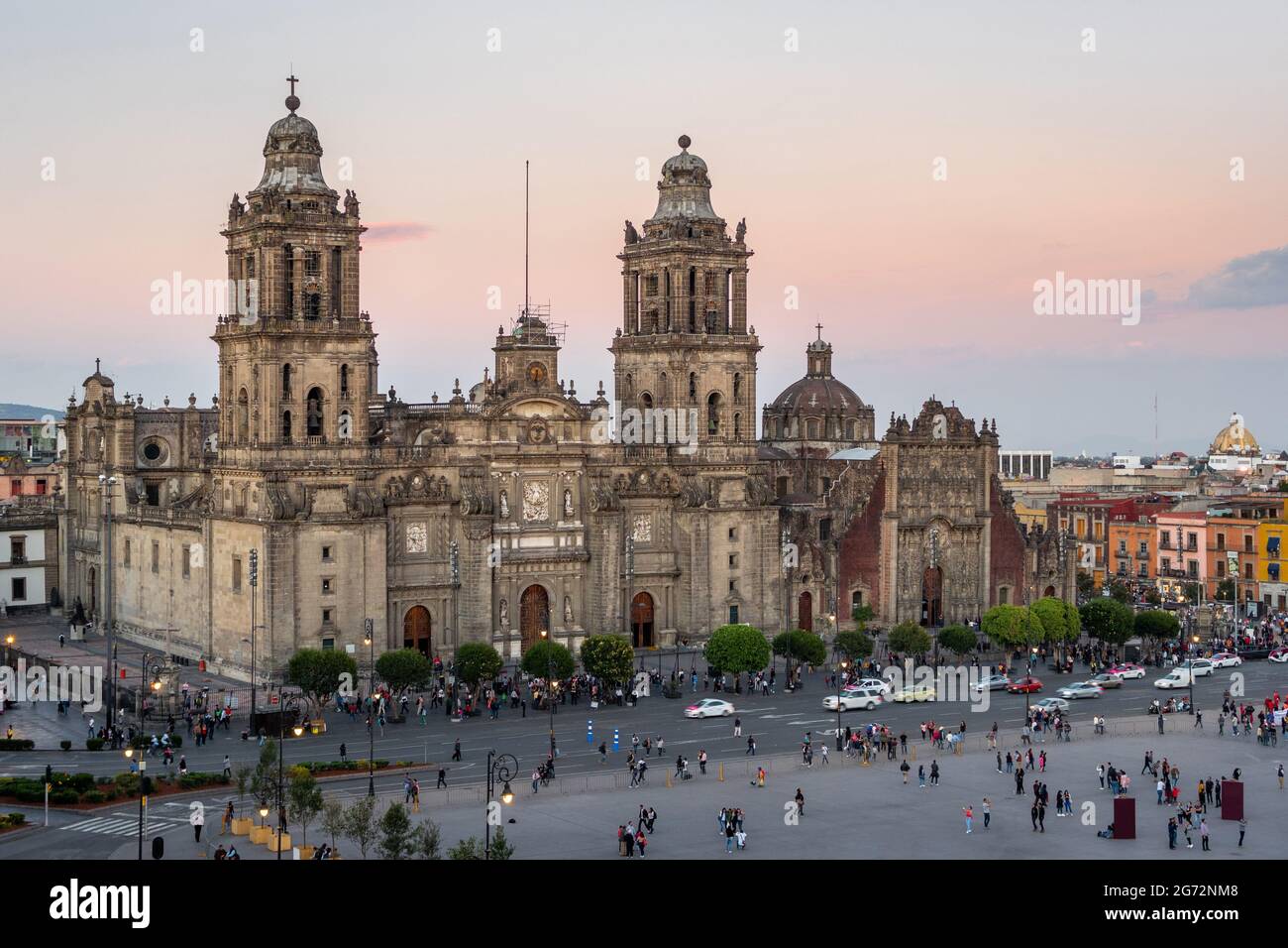 Historische Wahrzeichen Metropolitan Cathedral bei Sonnenuntergang im historischen Zentrum von Mexiko-Stadt, Mexiko. Stockfoto