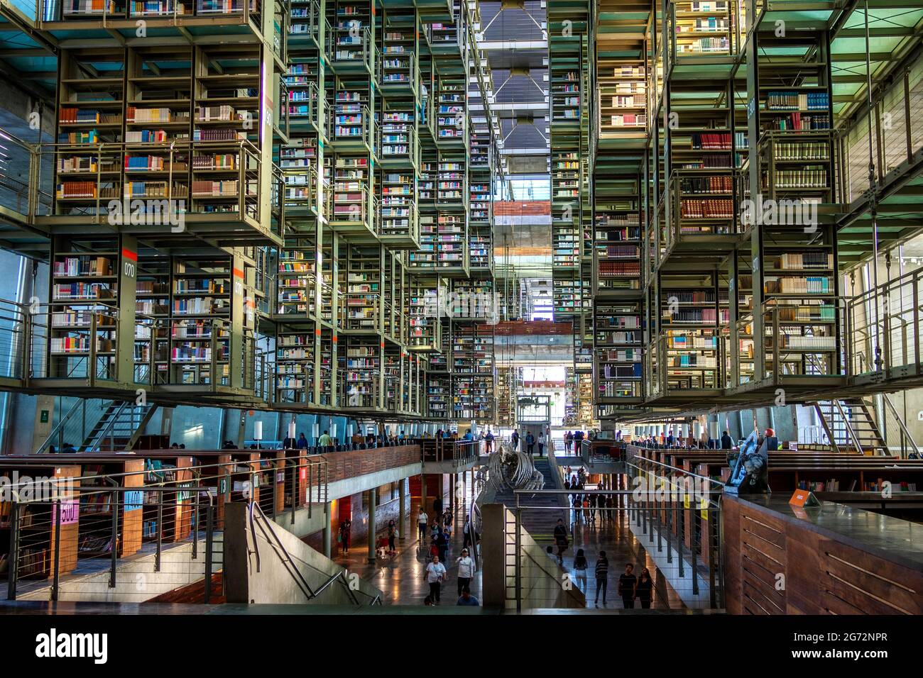 Innenräume der Vasconcelos Bibliothek (spanisch: Biblioteca Vasconcelos) in der Innenstadt von Mexiko-Stadt, Mexiko. Stockfoto