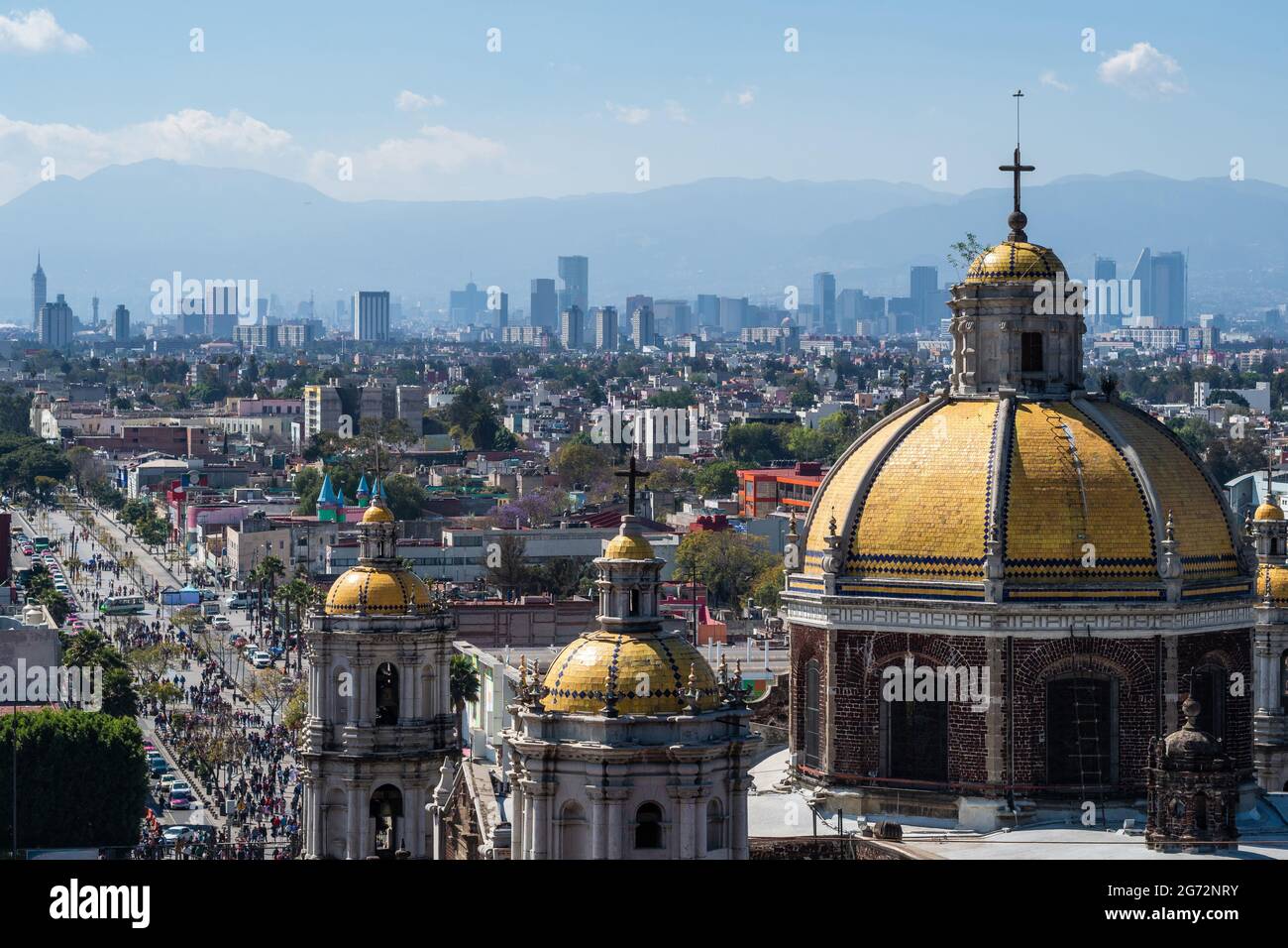 Mexiko-Stadt, Mexiko - 28. Januar 2019: Historische Wahrzeichen Basilika unserer Lieben Frau von Guadalupe und Skyline von Mexiko-Stadt an einem sonnigen Tag. Stockfoto