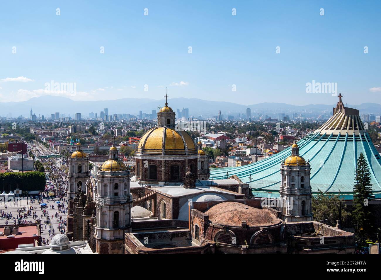 Historische Wahrzeichen Basilika unserer Lieben Frau von Guadalupe und Skyline von Mexiko-Stadt an einem sonnigen Tag, Mexiko. Stockfoto