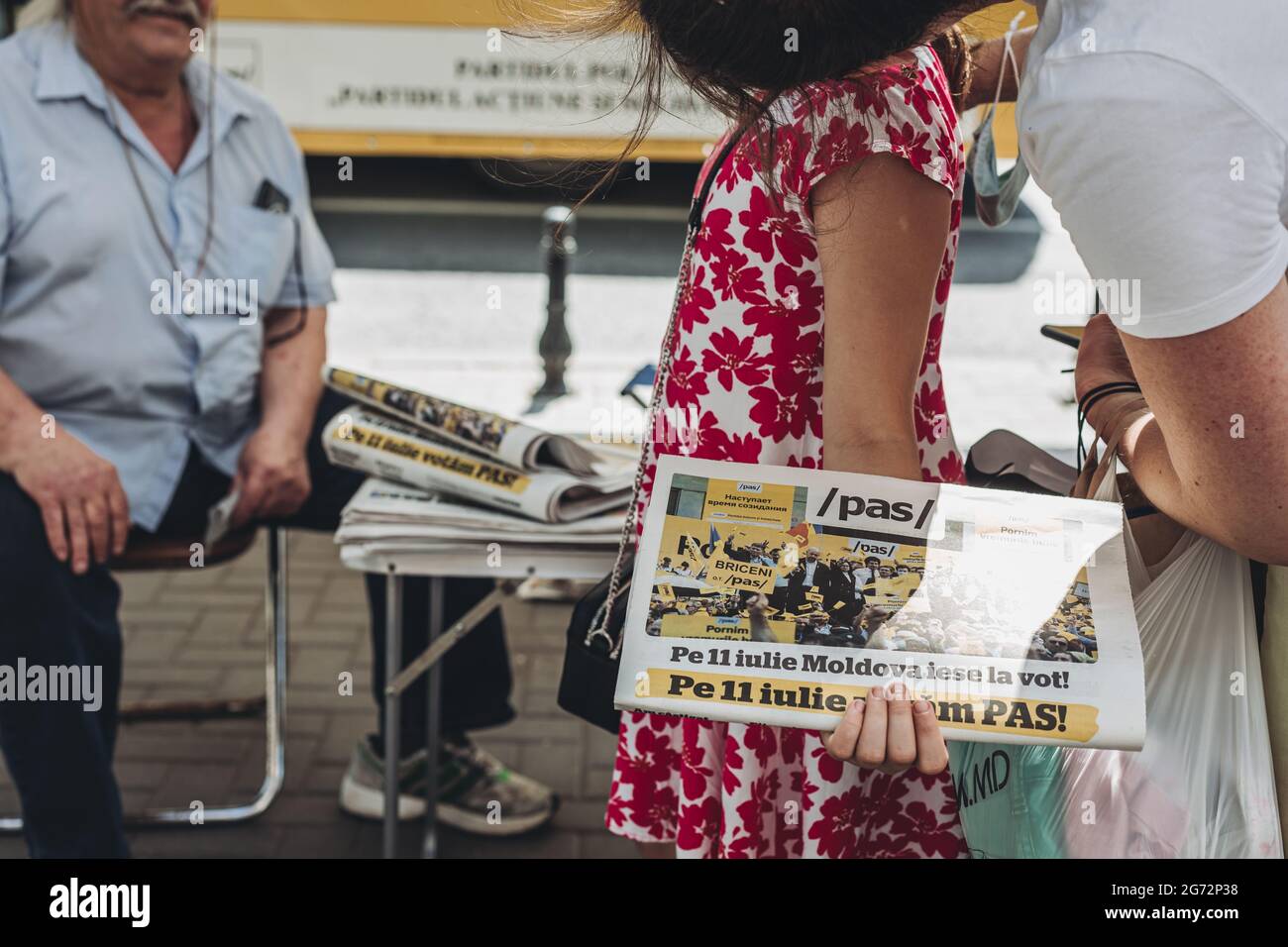 Chisinau, Moldawien. Juli 2021. Propagandistische Zeitung der Partei Aktion und Solidarität auf den Straßen Wahlkampagnen in den Straßen von Chisinau für die Parlamentswahlen in Moldawien. Kredit: SOPA Images Limited/Alamy Live Nachrichten Stockfoto