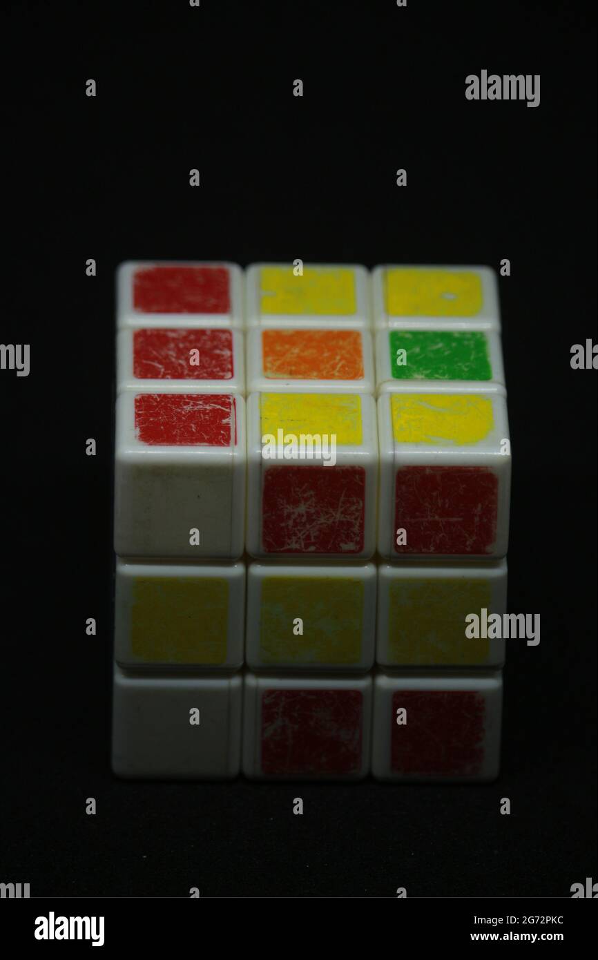 Ein Rubik's Cube wird im Portrait-Modus auf schwarzem Hintergrund fotografiert Stockfoto