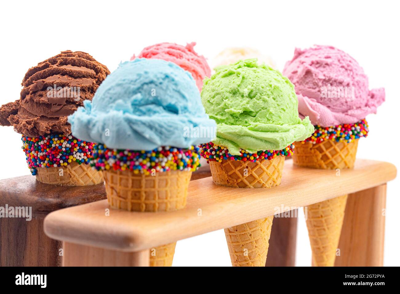 Sechs Geschmacksrichtungen von Eiscreme in Zuckerzapfen Stockfoto