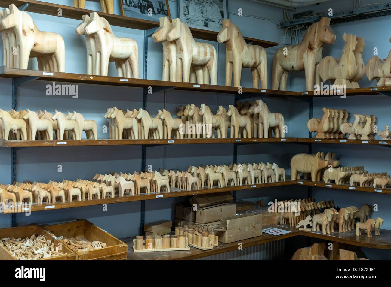 Nusnas, Schweden - 6. Juli 2021: Regale von unbemalten schwedischen Dala-Pferden aus Holz in einer Holzwerkstatt Stockfoto