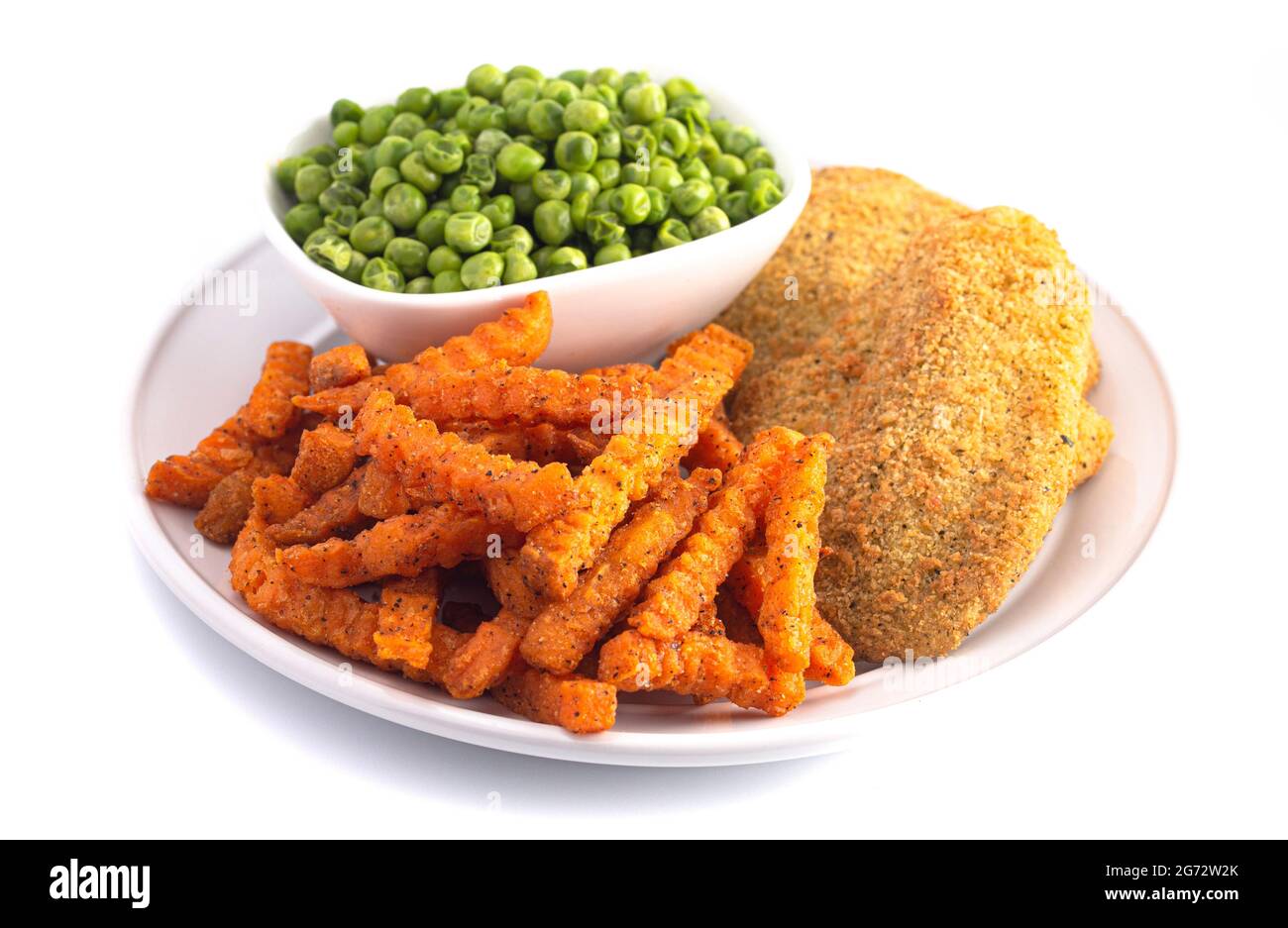 Eine Mahlzeit mit panierten Fish Sweet Potato Fries und Erbsen Stockfoto