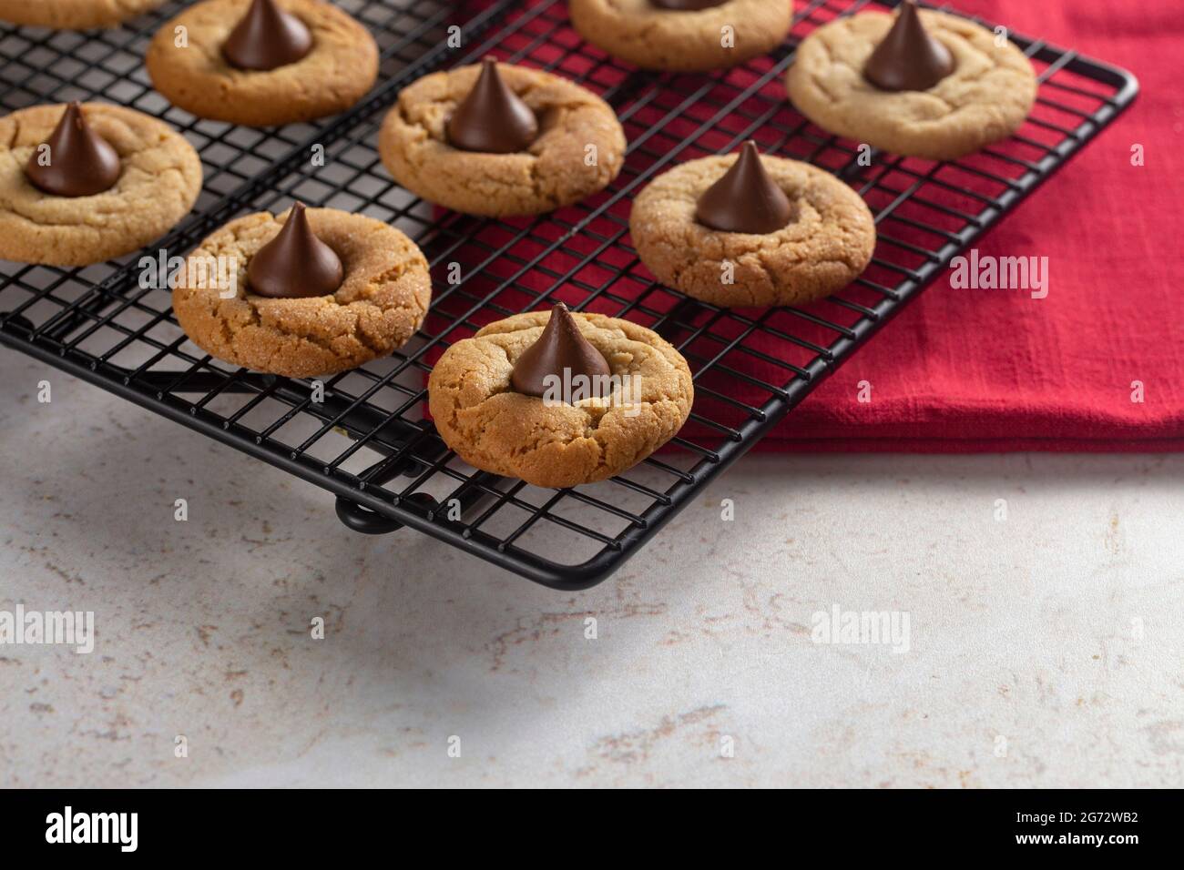 Klassische Erdnussbutter-Blütenplätzchen auf einer Küchentheke Stockfoto