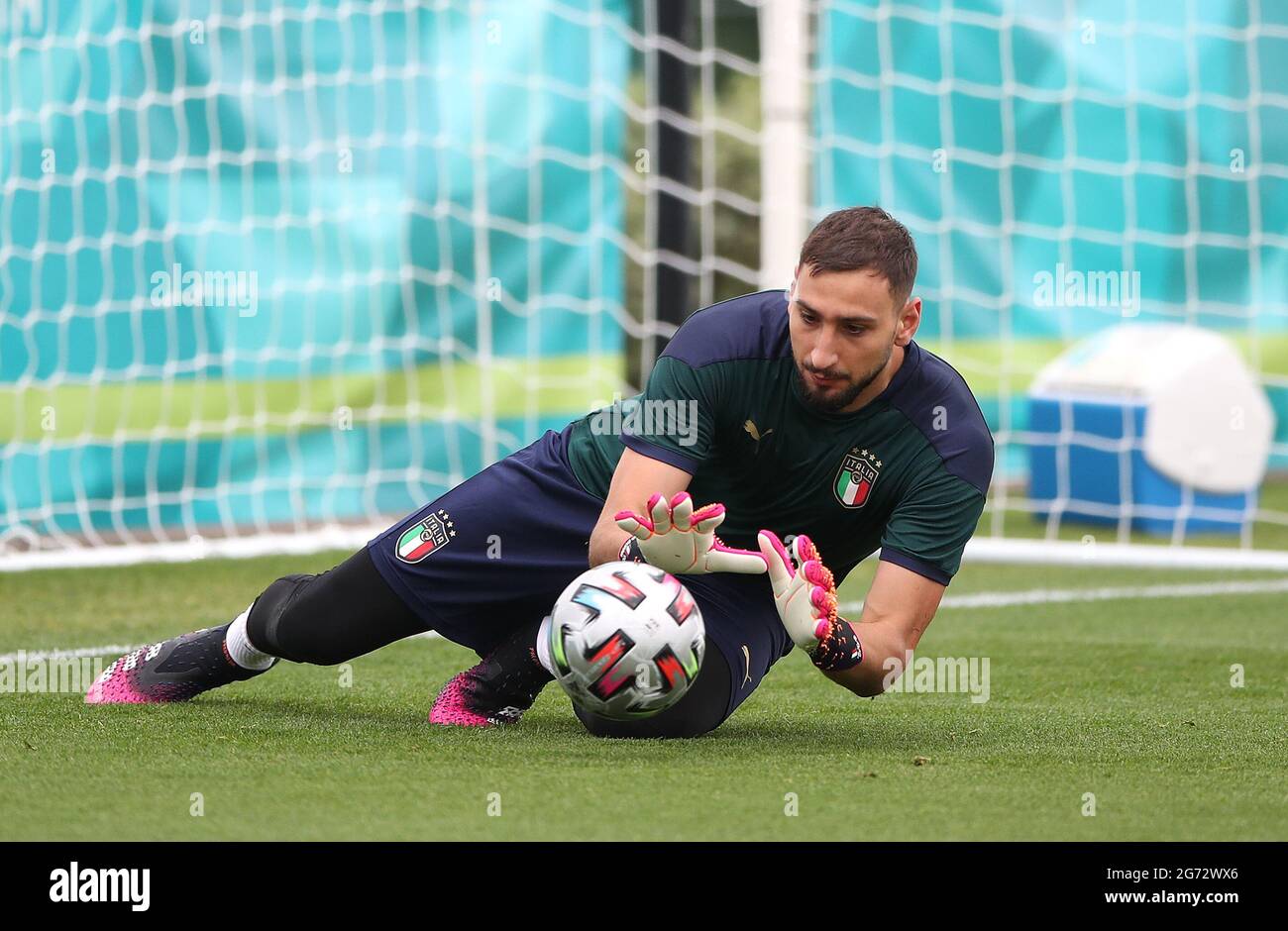 Italiens Torwart Gianluigi Donnarumma während einer Trainingseinheit auf dem Trainingsgelände von Tottenham Hotspur. Bilddatum: Samstag, 10. Juli 2021. Stockfoto