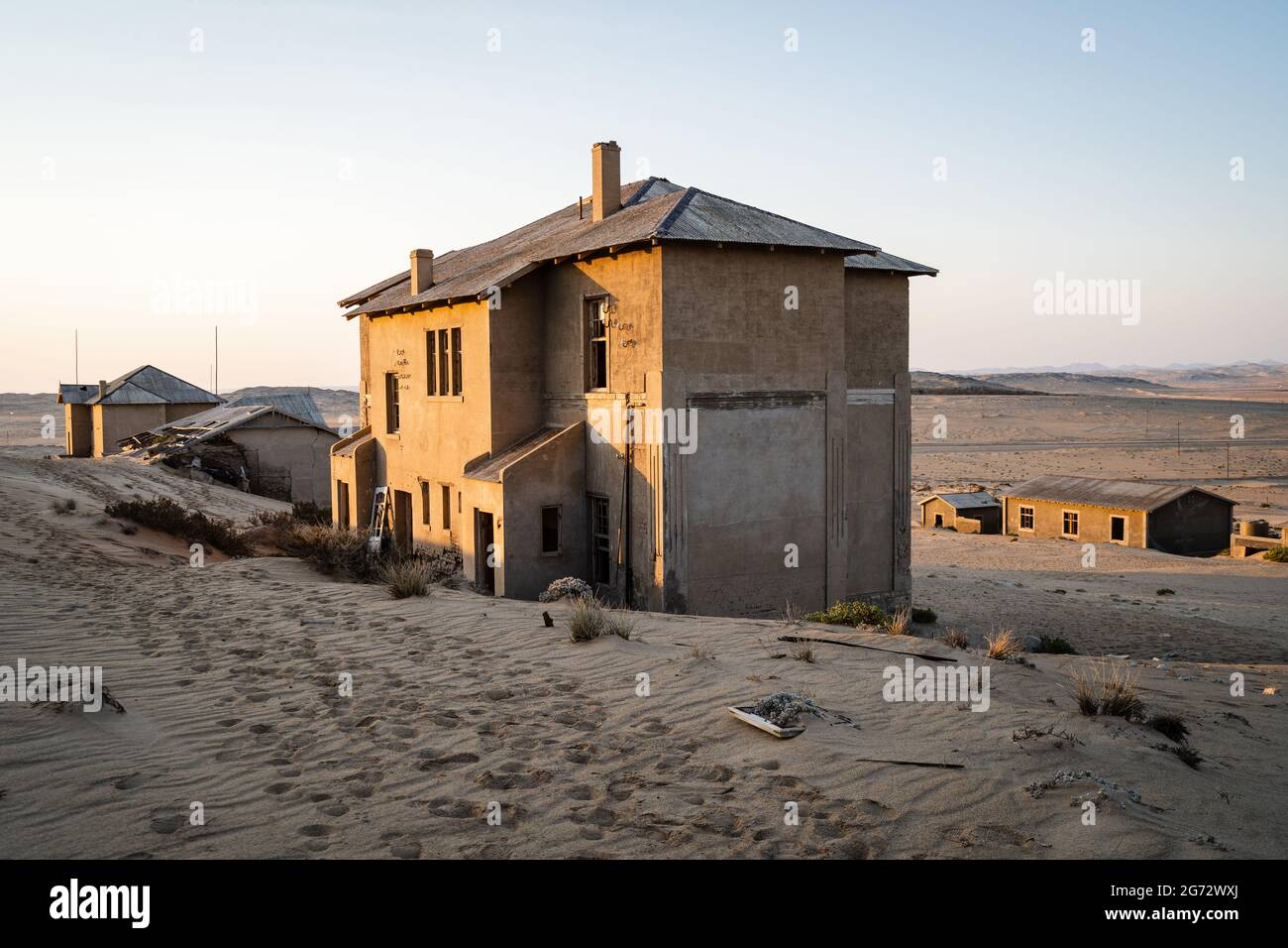 Verlassene Gebäude in der alten Diamantminenstadt Kolmanskop in der Nähe von Luderitz, Namib-Wüste, Namibia. Stockfoto