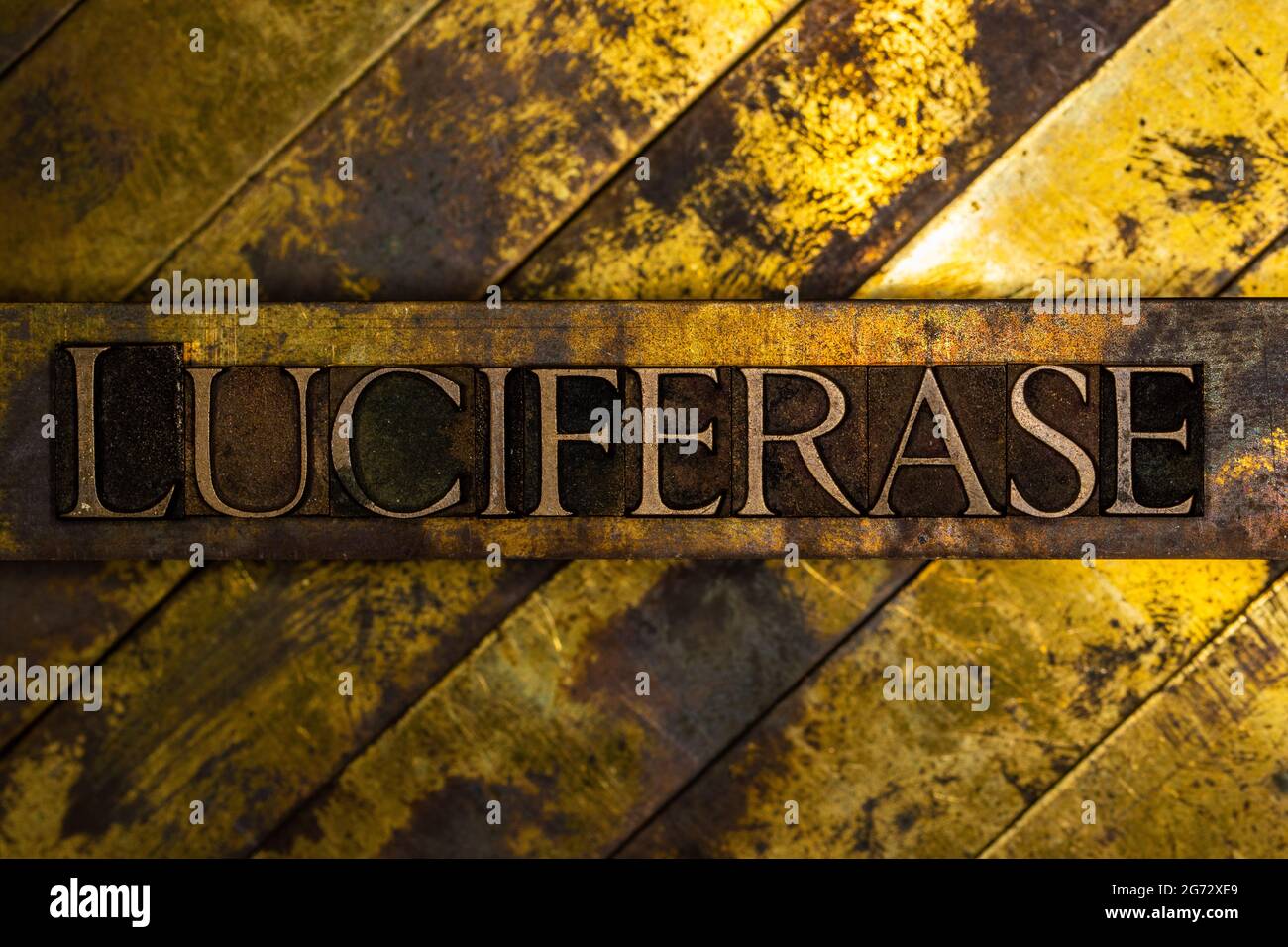 Luziferase Text auf vintage texturierten Grunge Kupfer und Gold Hintergrund Stockfoto