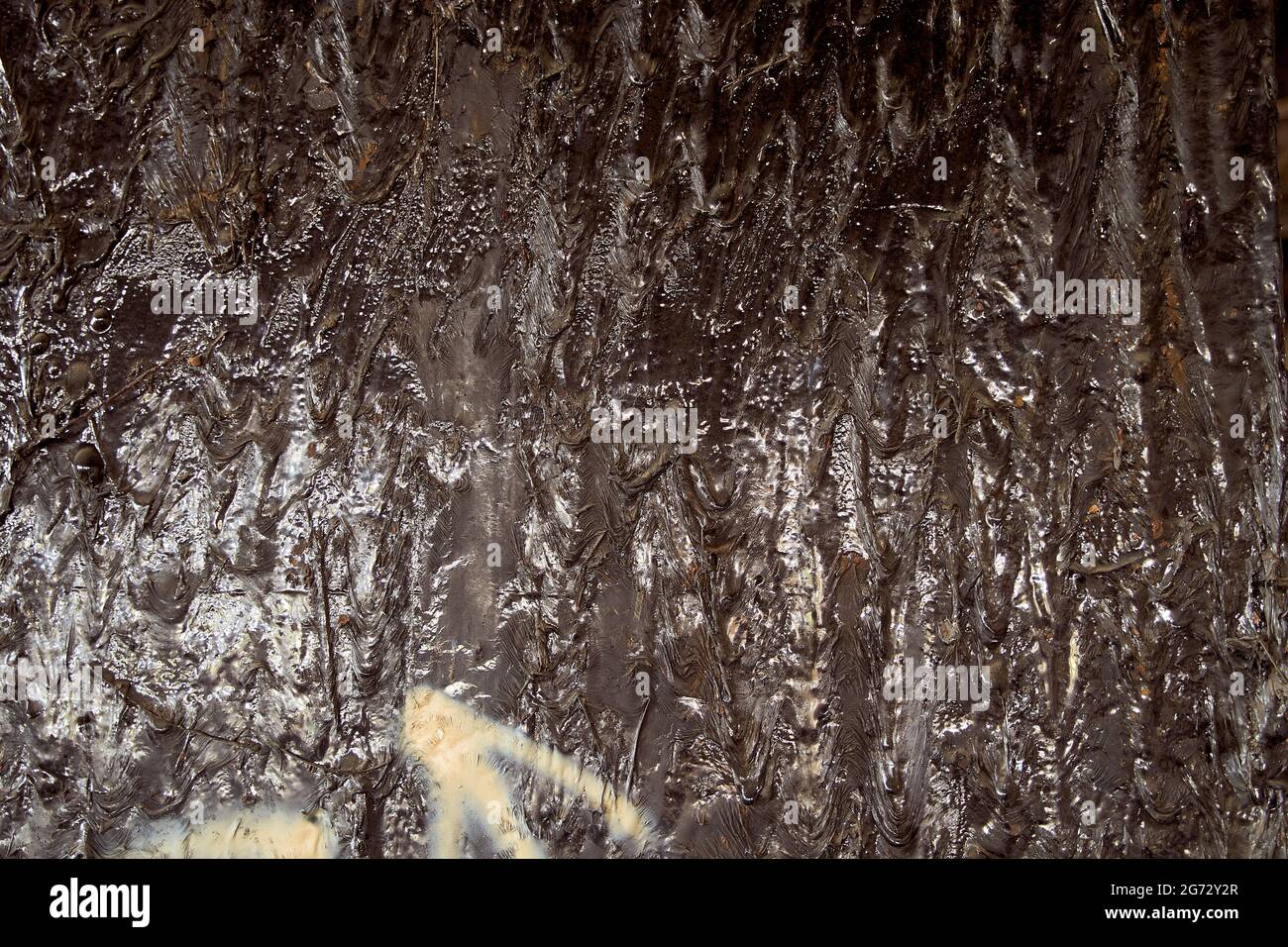 Ansicht der geschmolzenen Wand aus schwarzem Harz Stockfoto