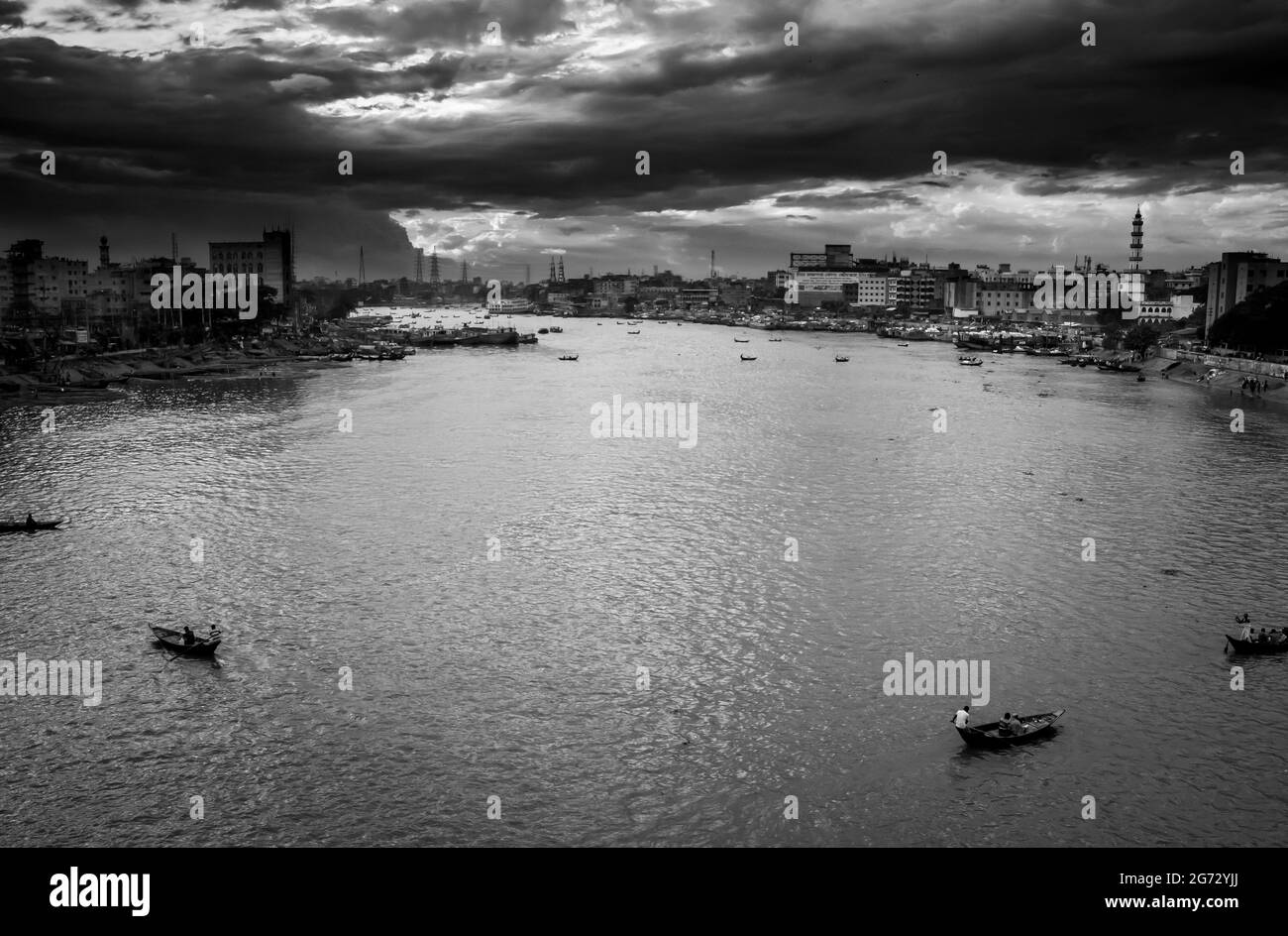 Am 21. Oktober 2020 überwölkt der Himmel über dem Fluss vom Brigongga-Fluss, Dhaka, Bangladesch, Südasien. Stockfoto