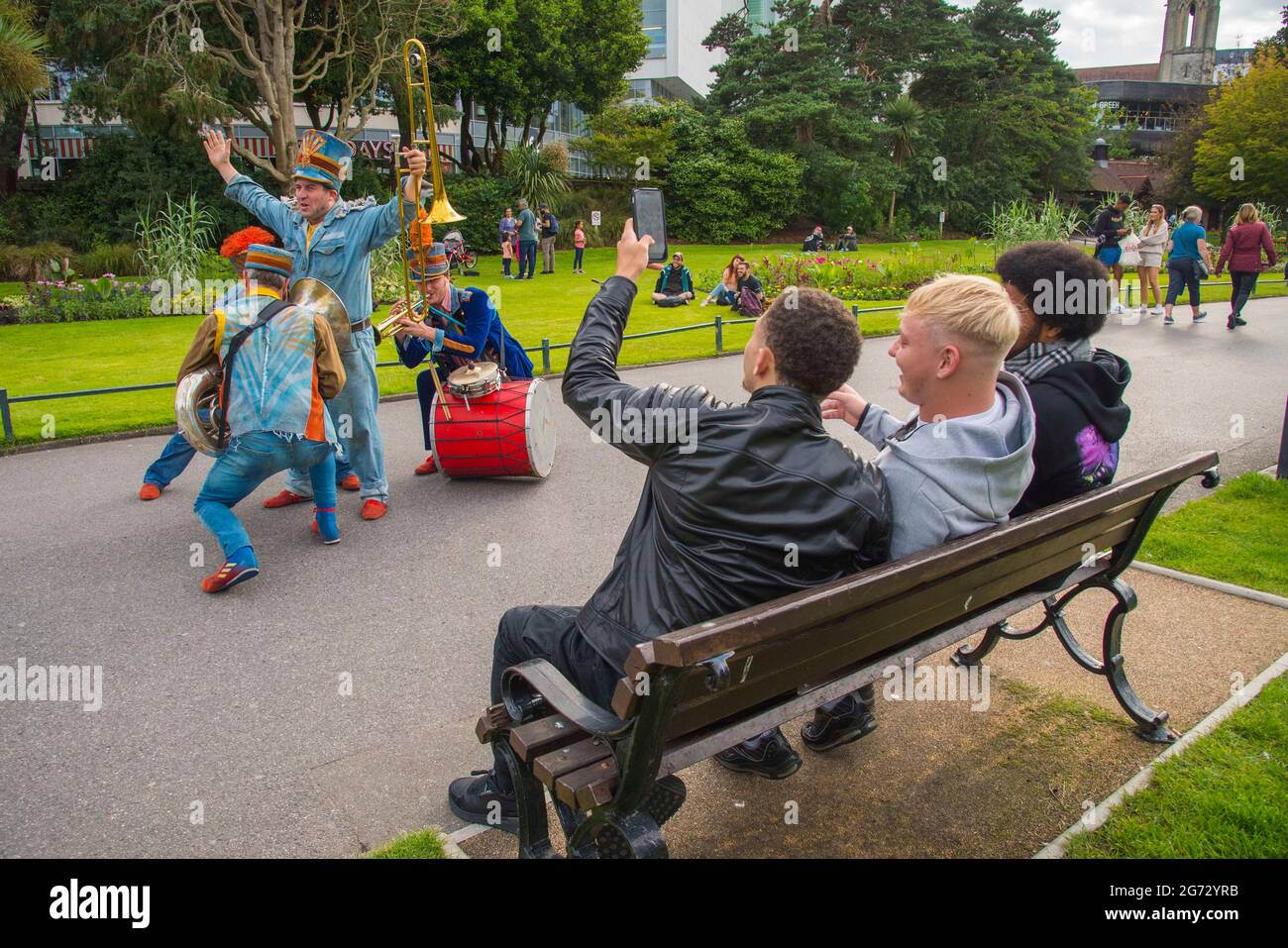 Bournemouth, Dorset, Großbritannien. Juli 2021. Eine Band unterhält die Menschenmassen in den Lower Gardens in Bournemouth in Dorset für Festival Coast Live im Rahmen der Sommerserie Arts by the Sea an einem warmen Abend. Bildnachweis: Graham Hunt/Alamy Live News Stockfoto