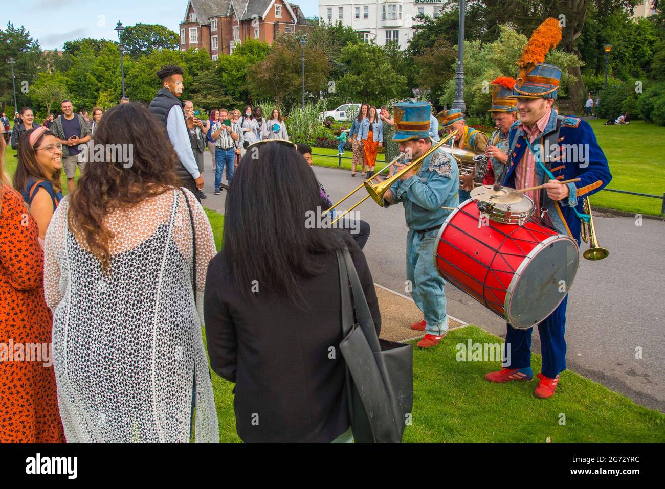 Bournemouth, Dorset, Großbritannien. Juli 2021. Eine Band unterhält die Menschenmassen in den Lower Gardens in Bournemouth in Dorset für Festival Coast Live im Rahmen der Sommerserie Arts by the Sea an einem warmen Abend. Bildnachweis: Graham Hunt/Alamy Live News Stockfoto