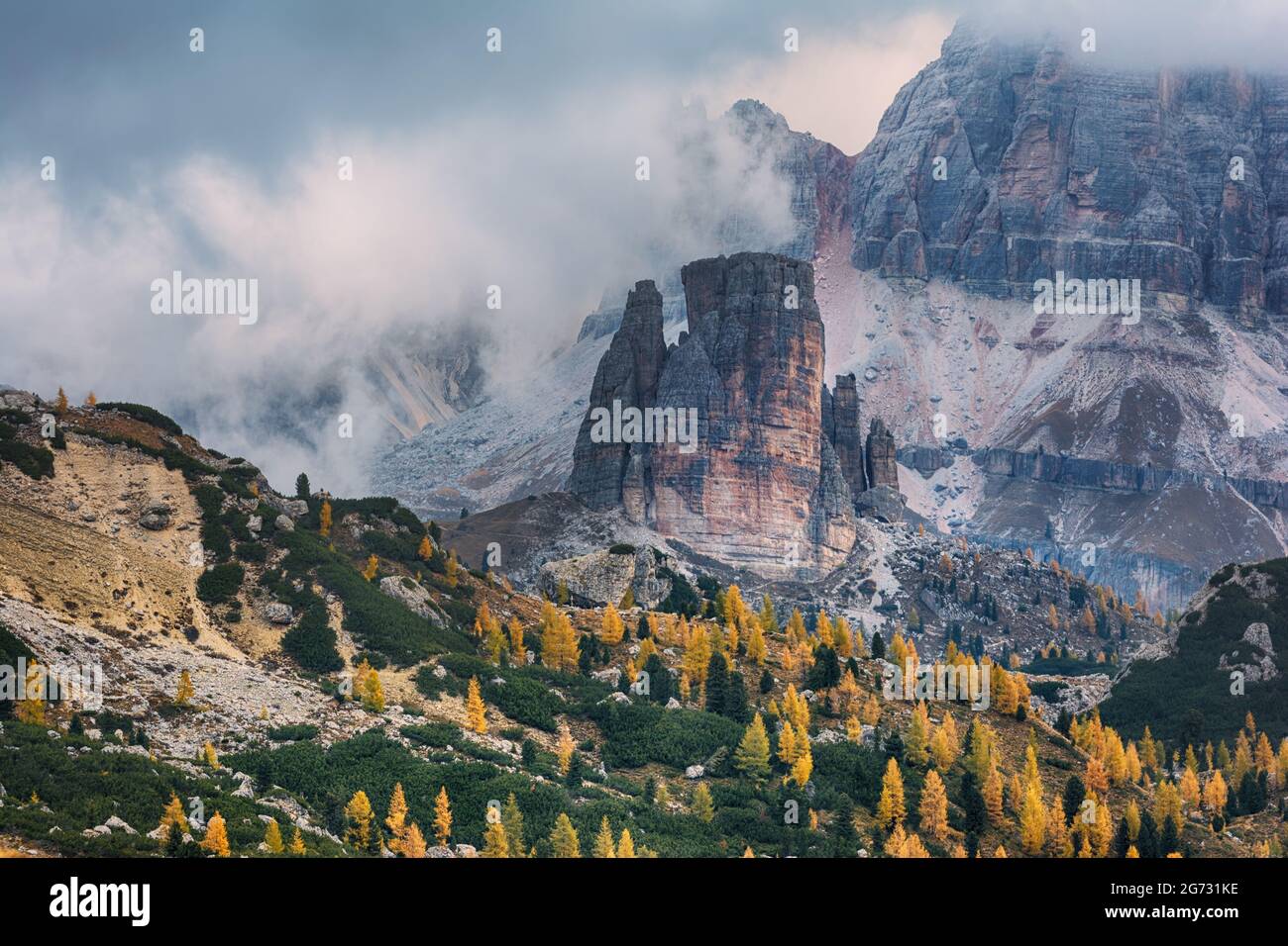 Morgenlandschaft der schönen herbstlichen Dolomiten Alpen auf bewölktem Himmel Hintergrund Stockfoto